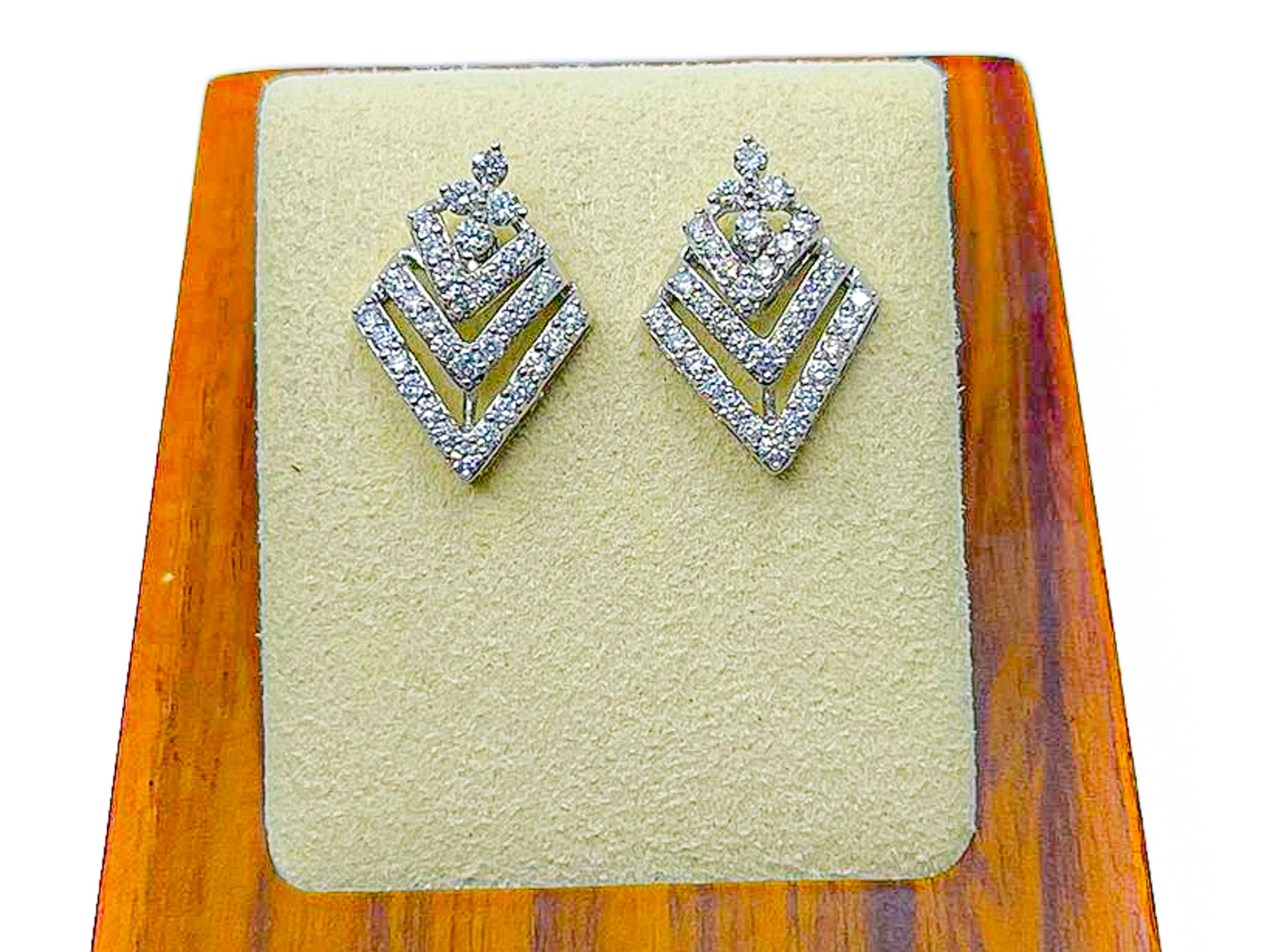 Golden Whisper Earrings – 18k Gold, 0.7 Carat Diamond