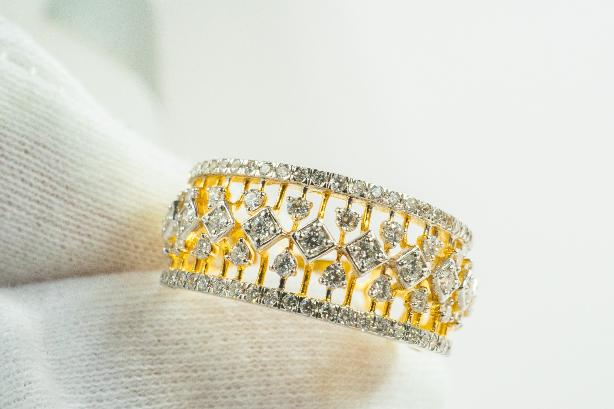 Starry Curve Ring – 18k Gold, 0.66 Carat Diamond