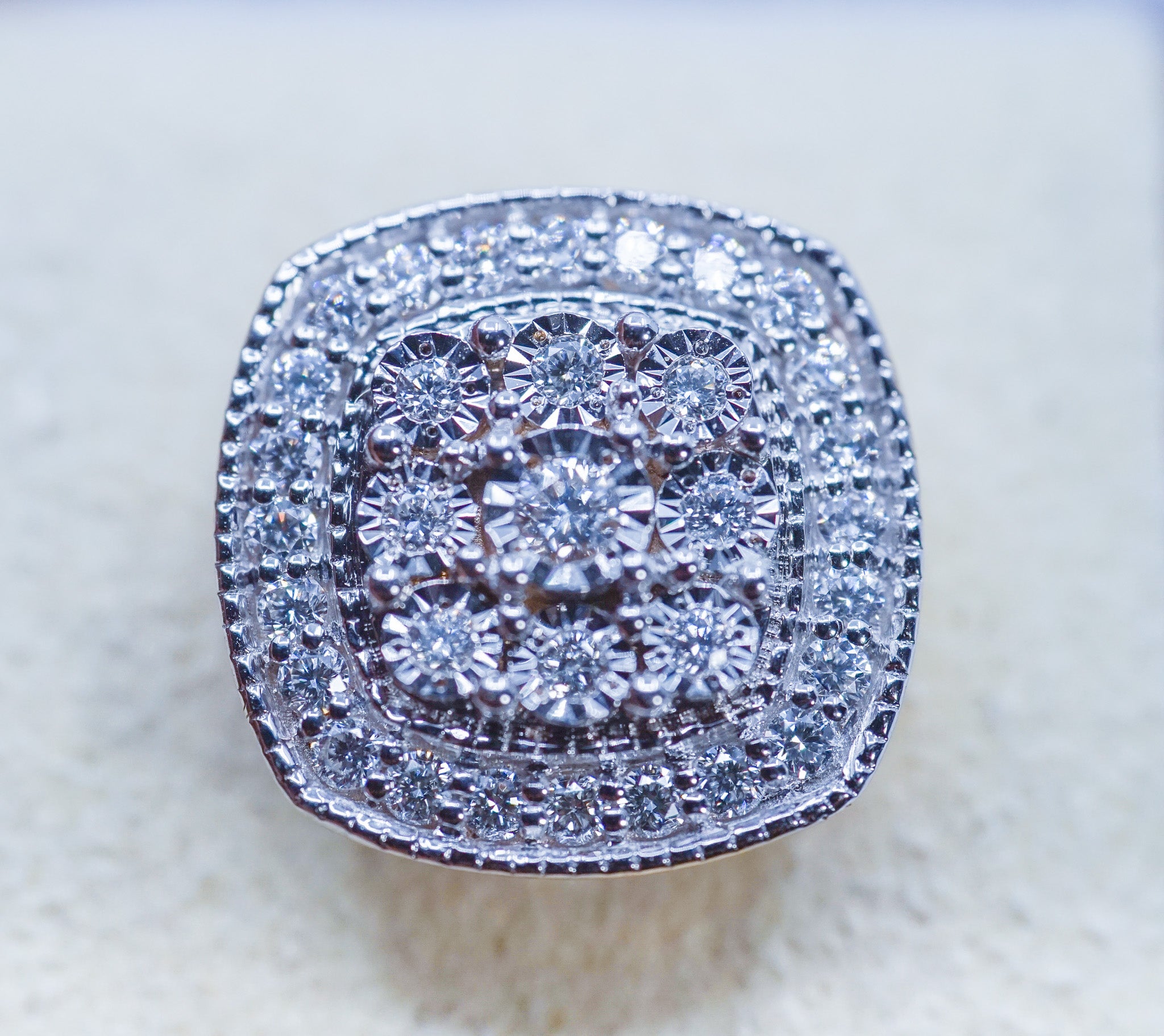 Serene Glow Earrings – 18k Gold, 0.47 Carat Diamond