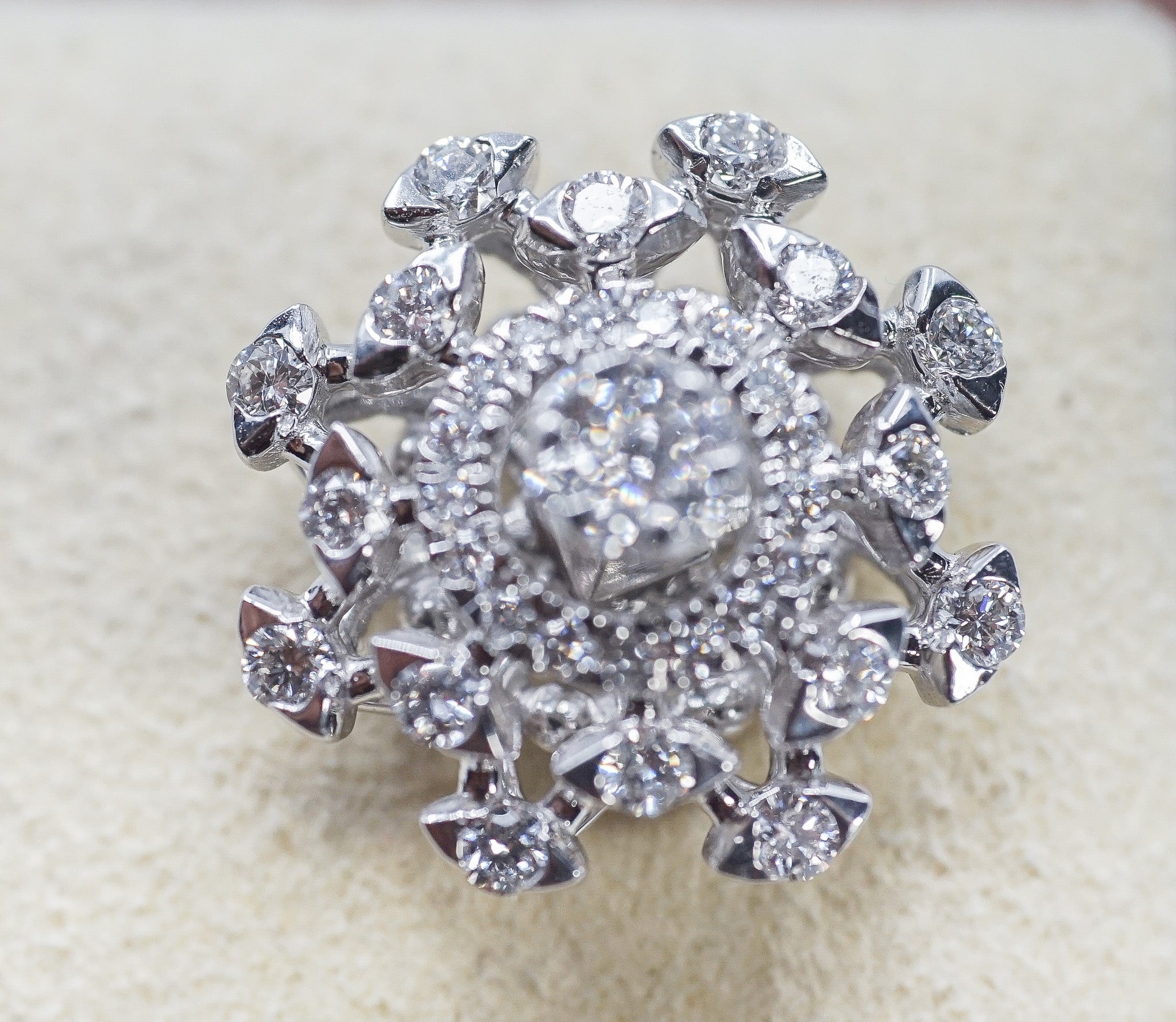 Lustrous Earrings – 18k Gold, 0.83 Carat Diamond