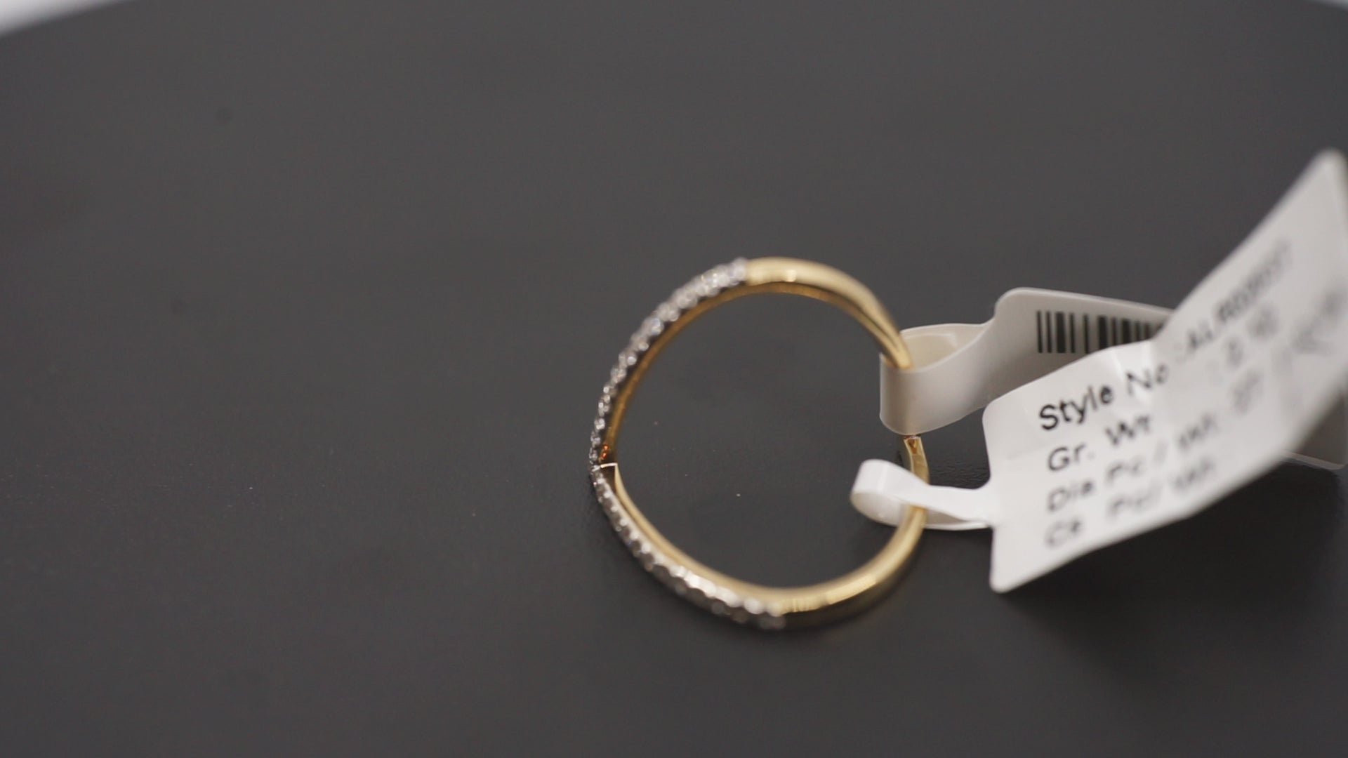 Gilded Petal Ring – 18k Gold, 0.24 Carat Diamond