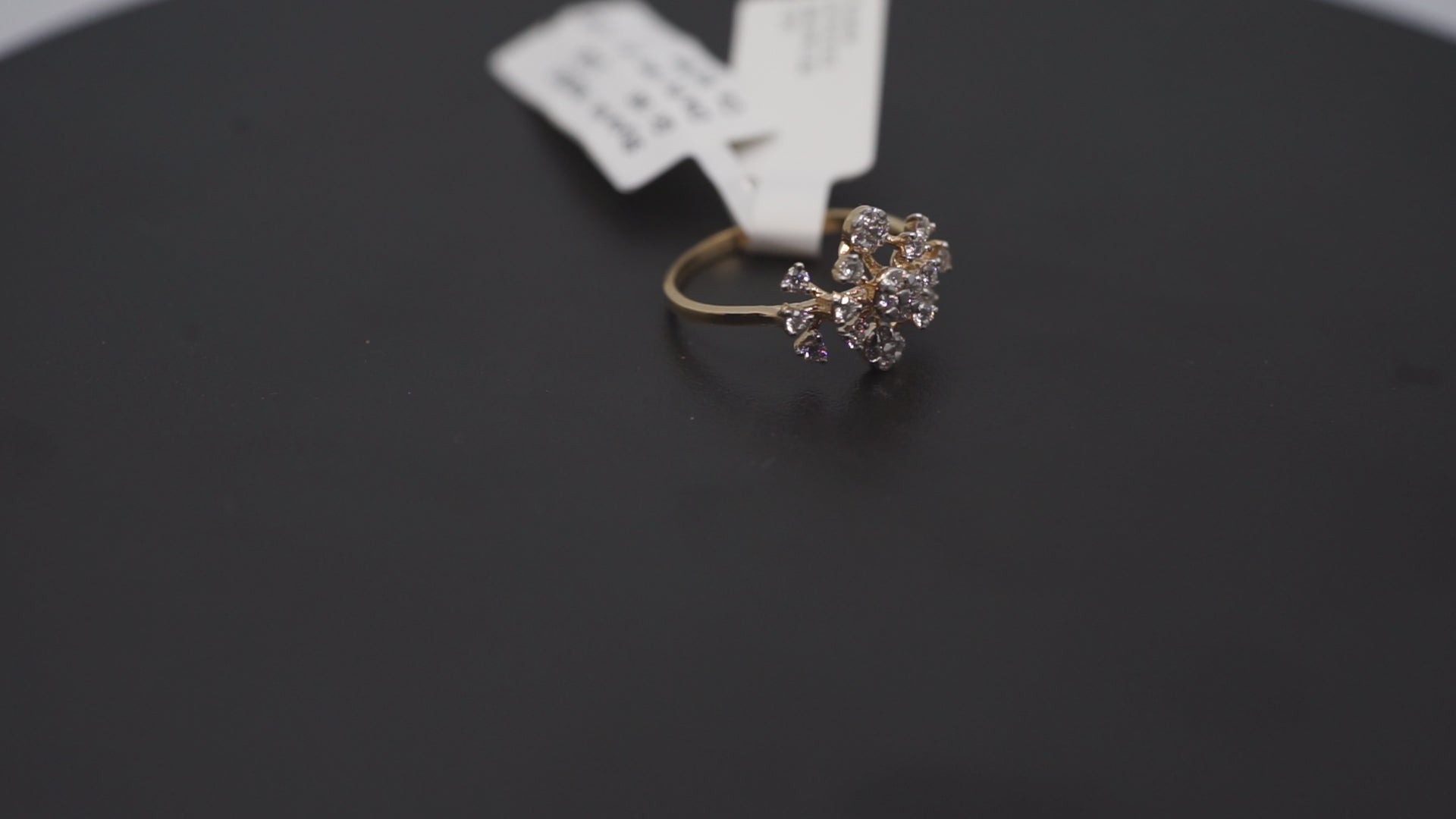 Luminous Kiss Ring – 18k Gold, 0.32 Carat Diamond