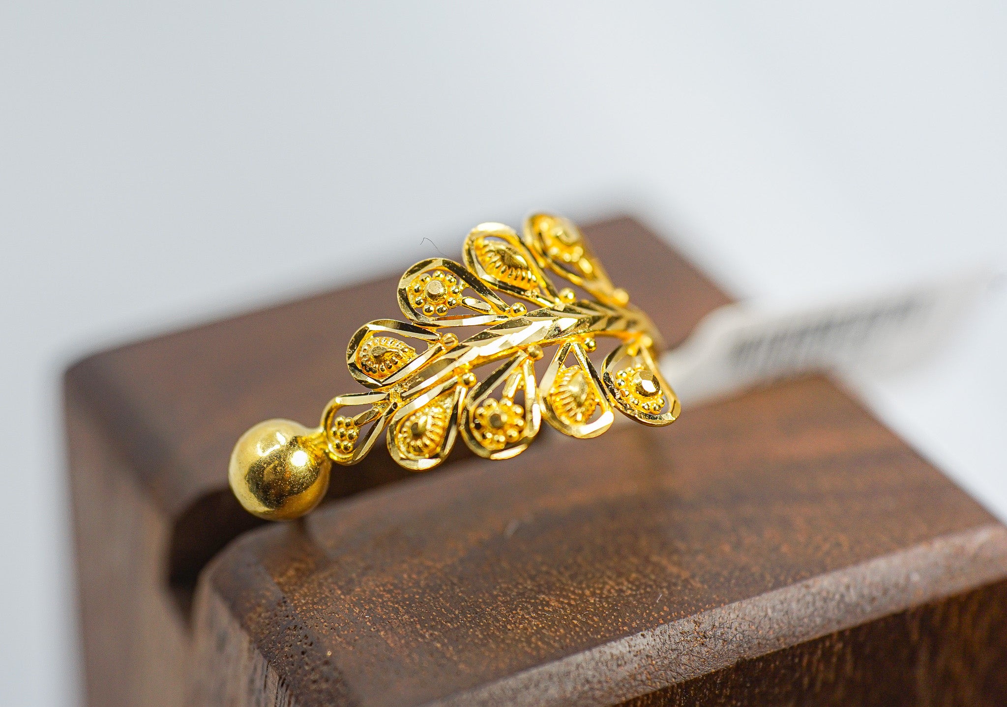 22K gold leaf motif ring displayed on a wooden block, size 9.5 2.72g