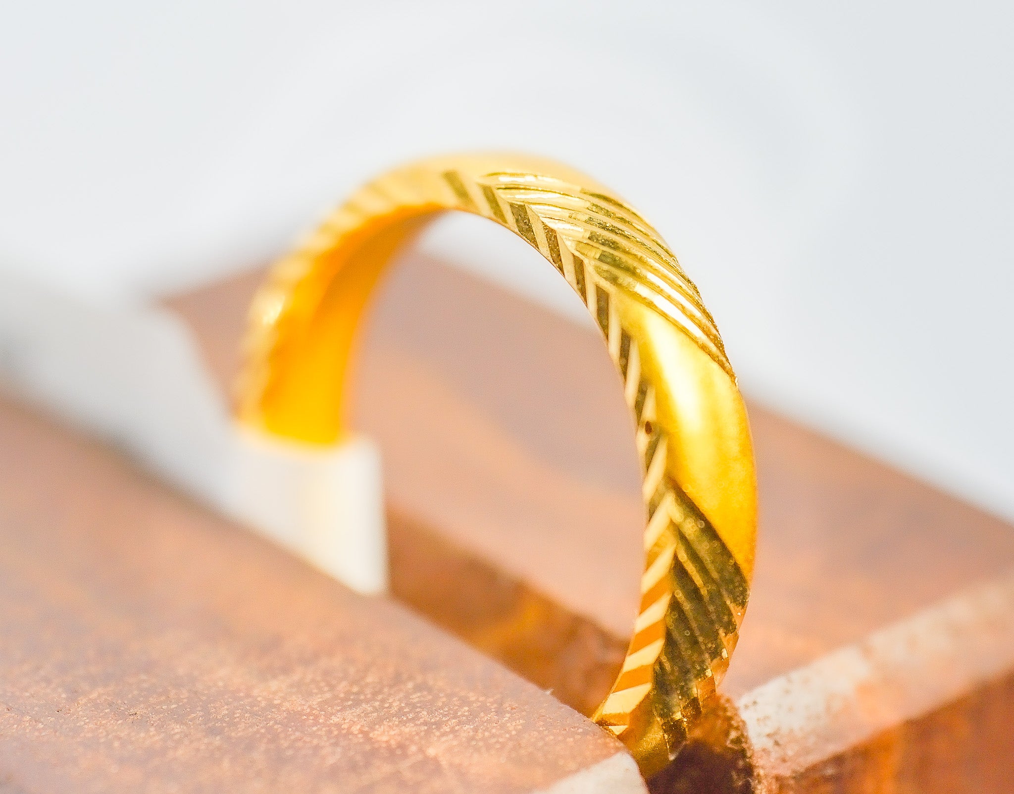 22K gold textured band ring with striped diagonal pattern, size 7.5, 2.85g