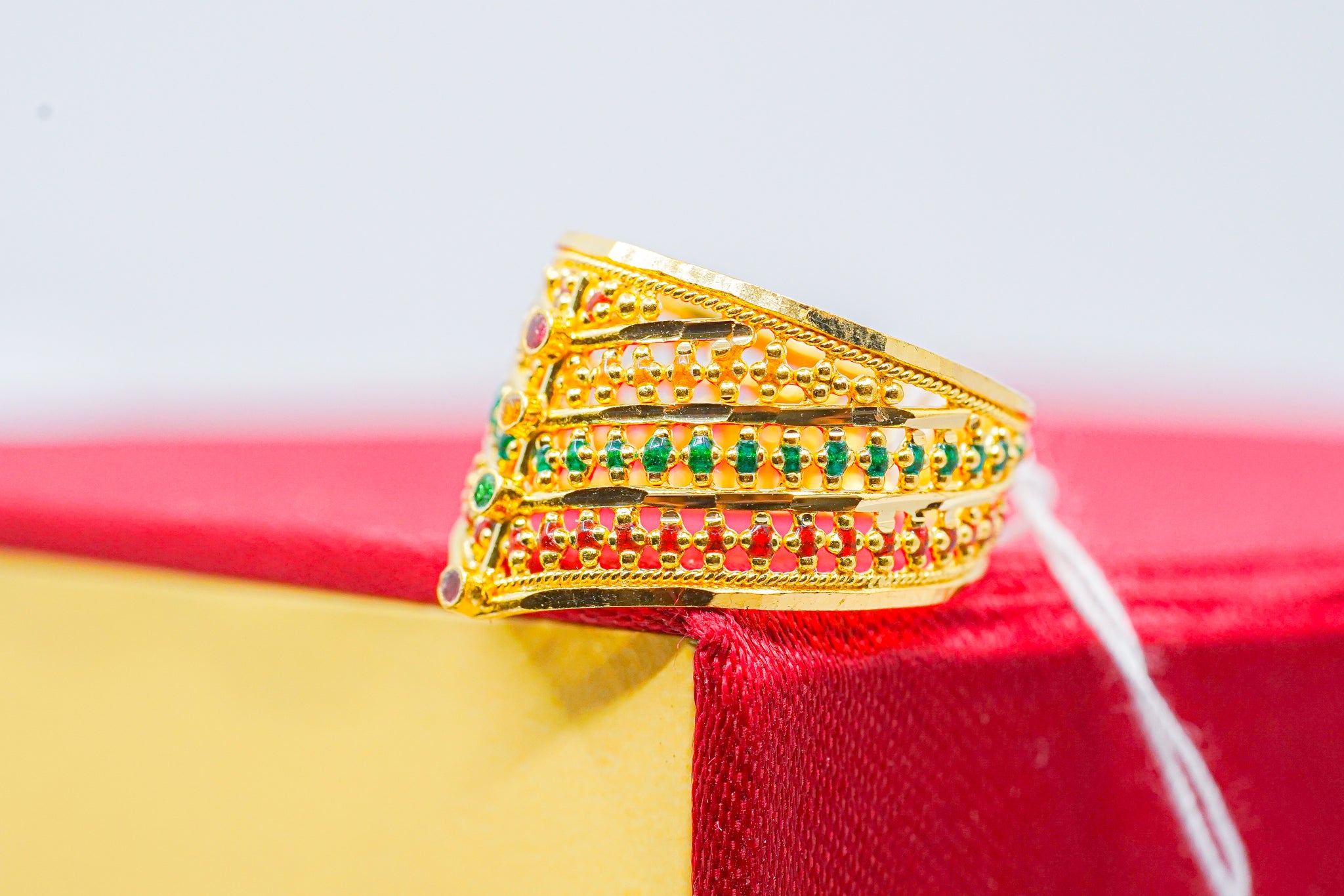 22K gold wide band ring with red and green stones, 4.58g