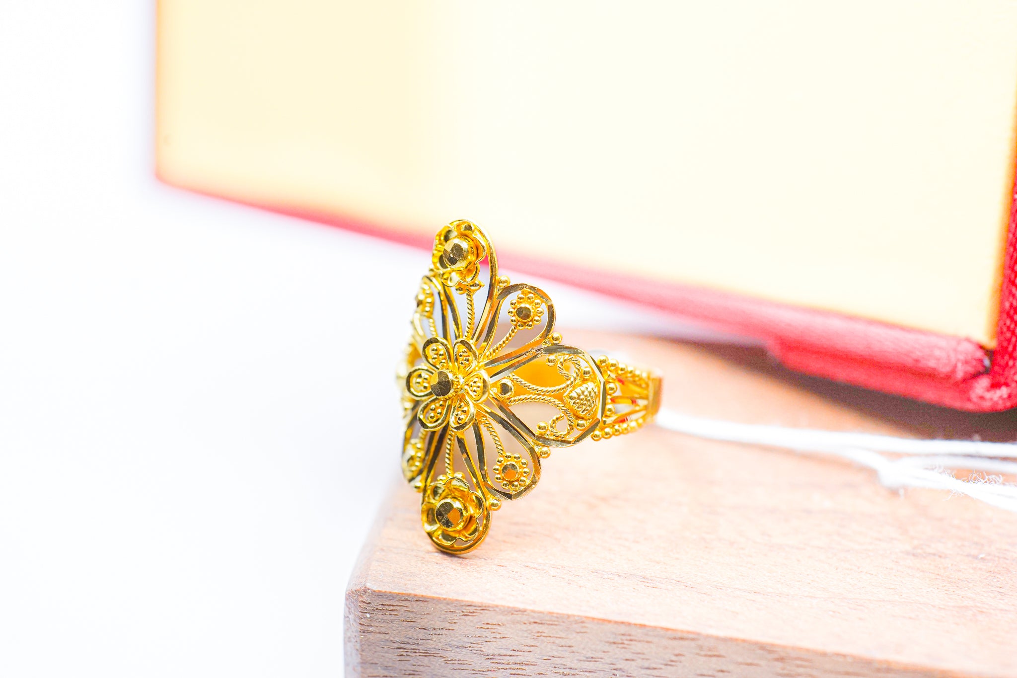 “22K yellow gold floral filigree ring front view”