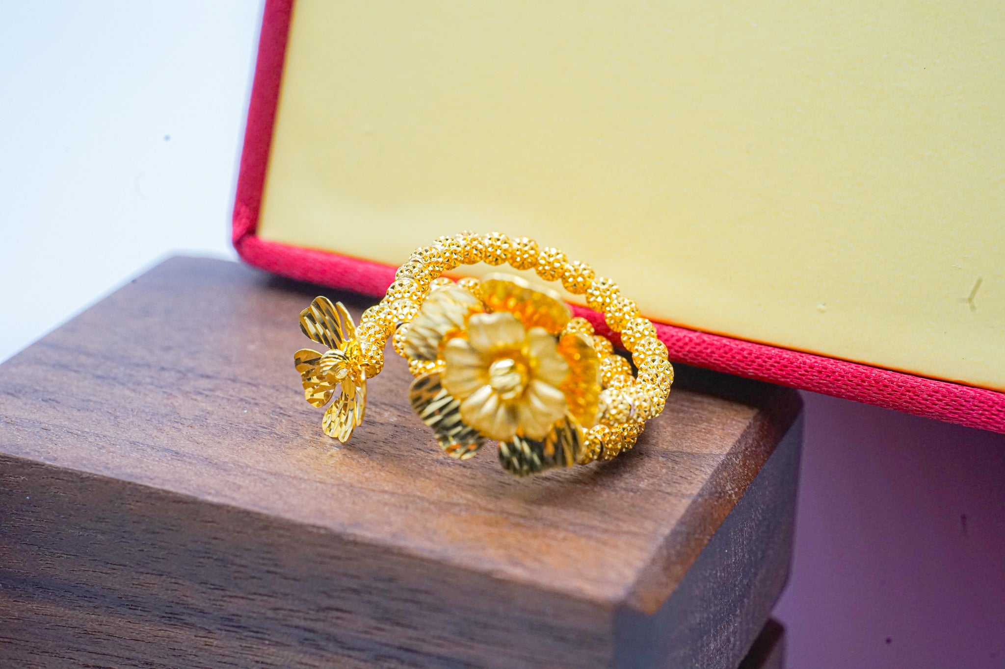 22K yellow gold flower ring with leaf detail and textured beaded band, 6.00g