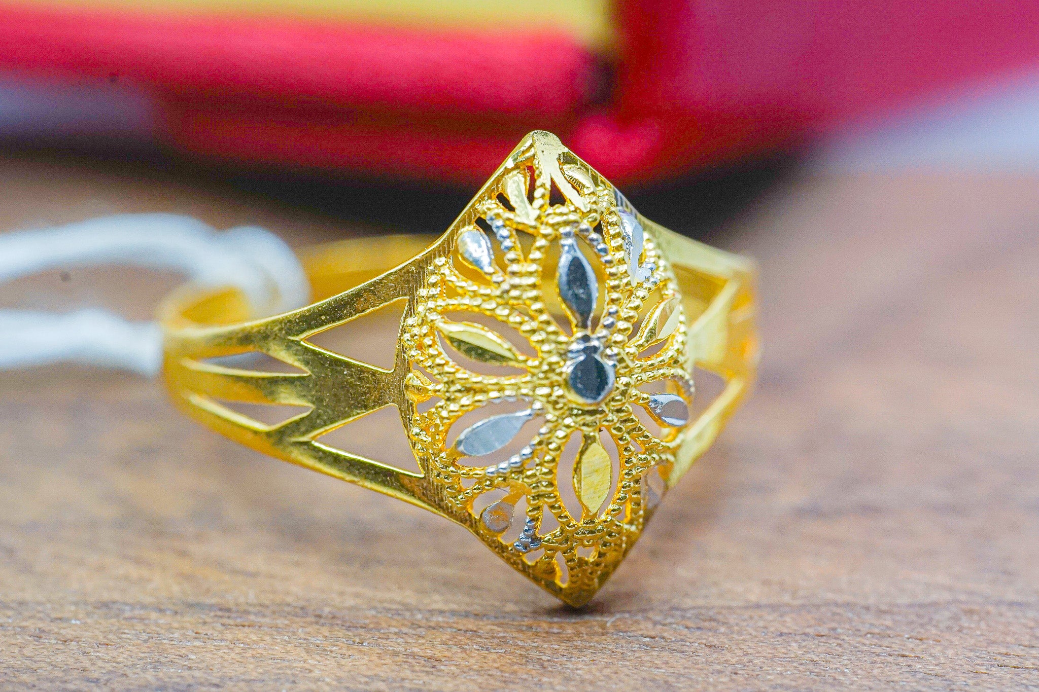 22K yellow gold geometric filigree ring (1.79g), front view showing openwork face and contrasting accents.