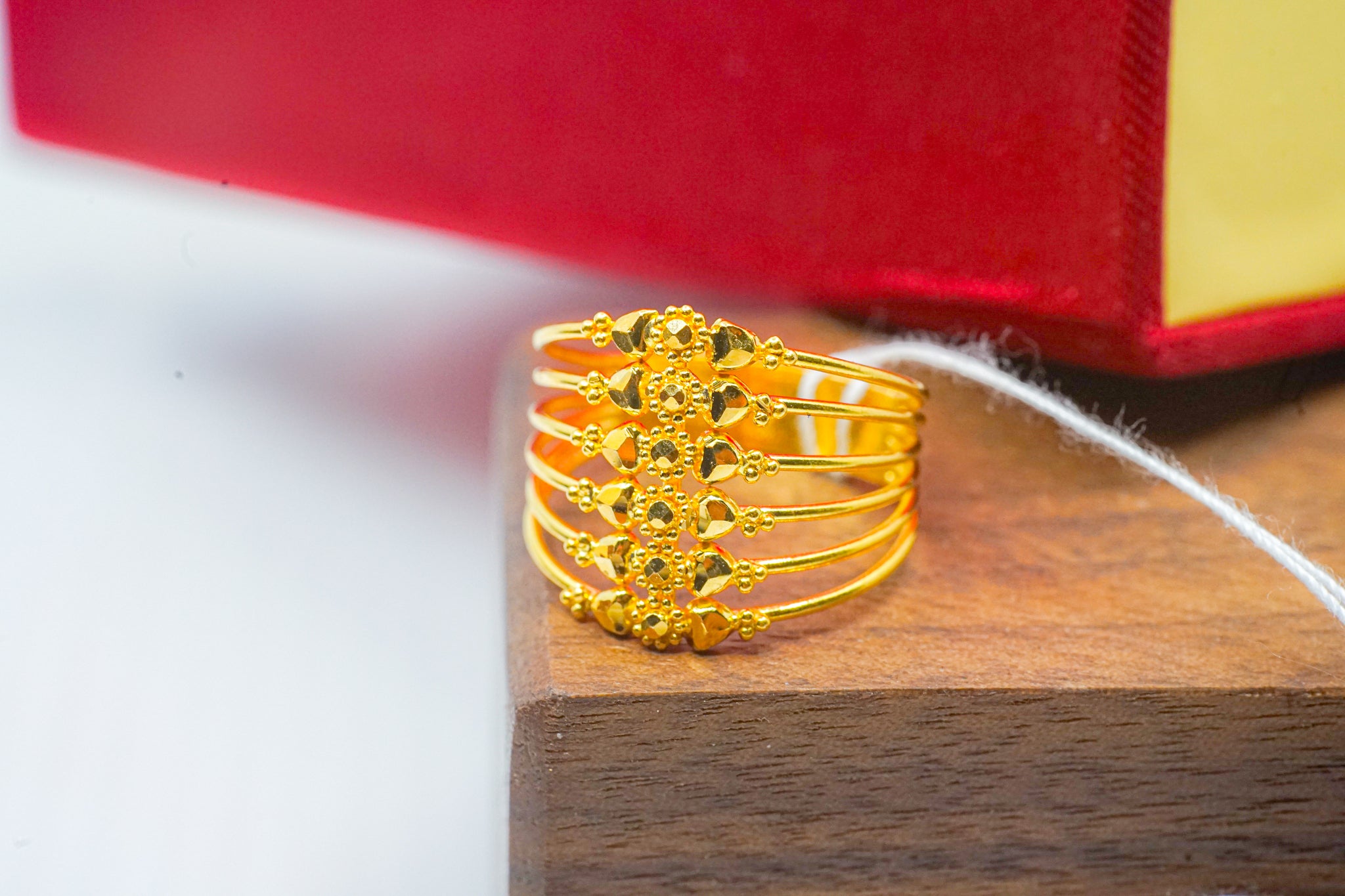 22K yellow gold wide band ring (4.57g) with floral center detail and multi-row openwork design