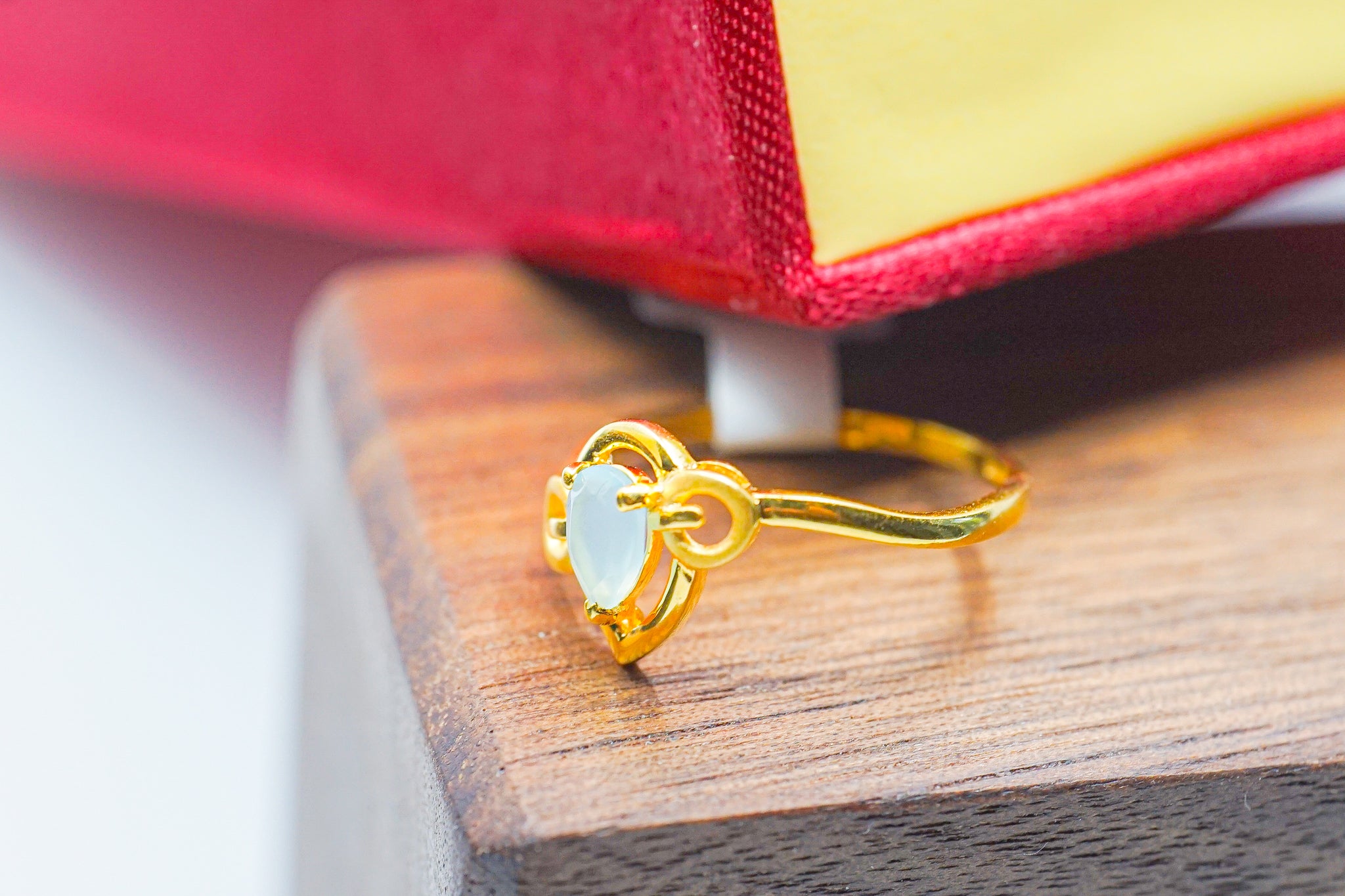 22K gold blue stone heart ring 1.66 grams on wooden box