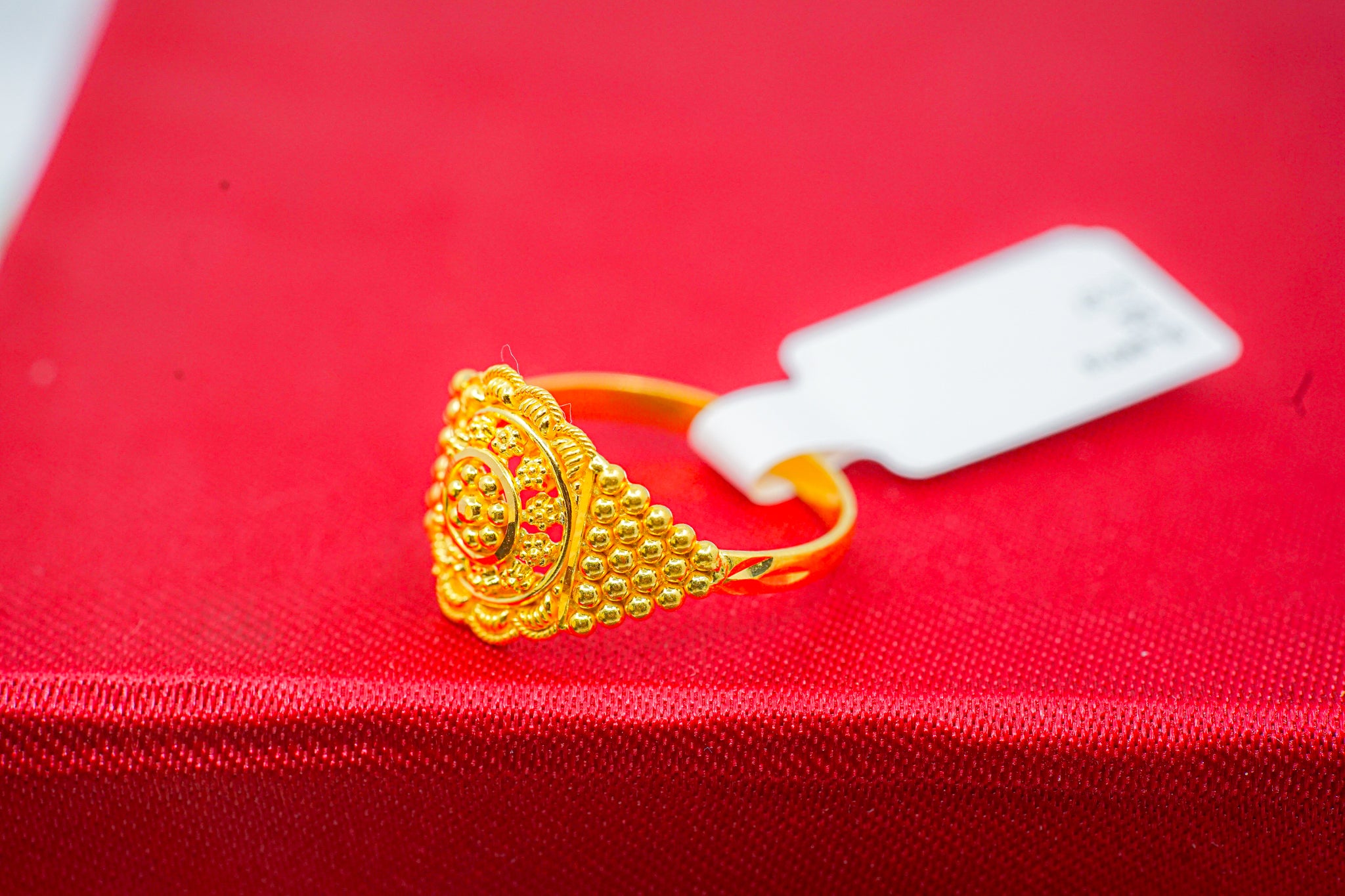 22K yellow gold floral beaded ring 2.37g on red fabric with price tag