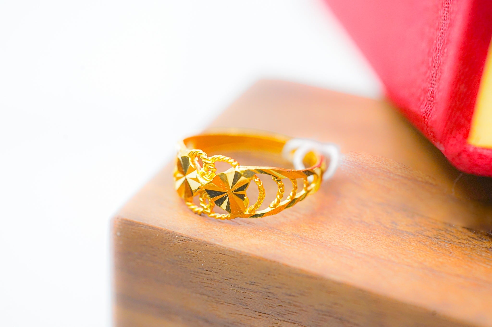 22K gold floral cutout band ring 1.52 g on wooden display block
