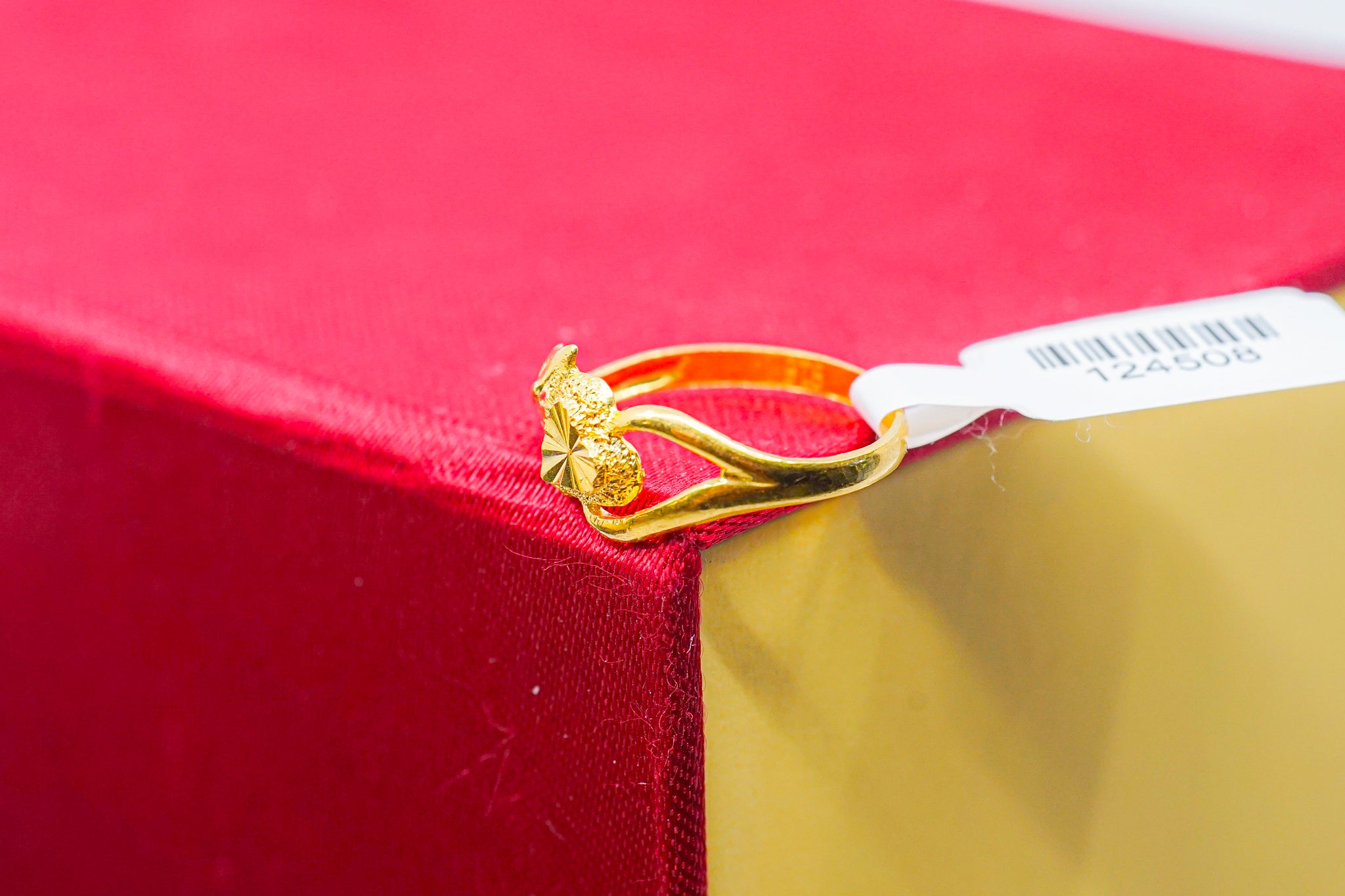 22k gold floral starburst ring 2.05 g on red jewelry box