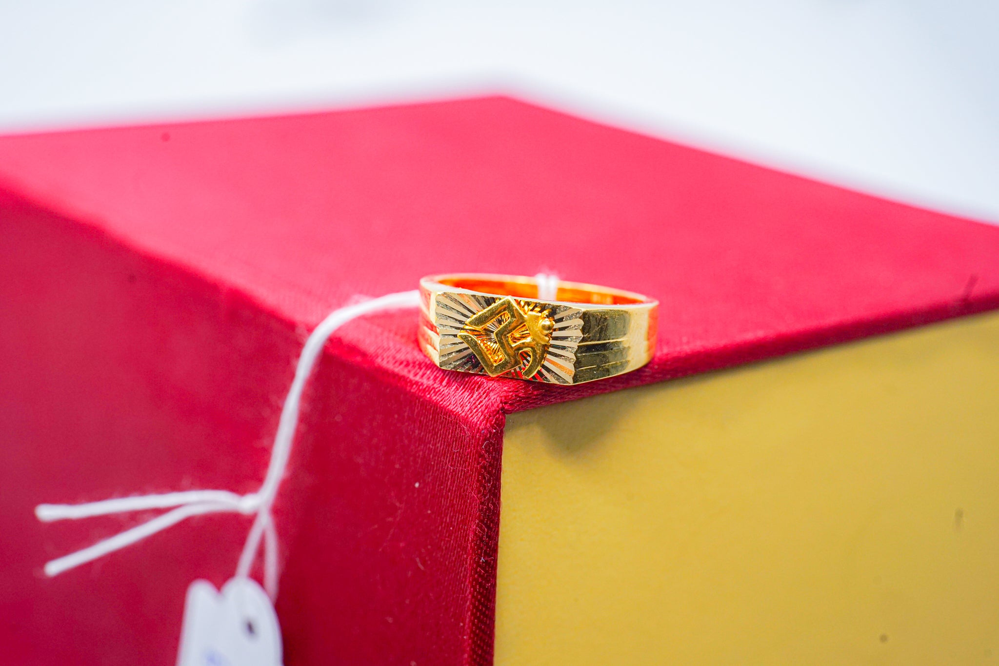 22K gold mens band ring with engraved front design, 5.16 grams