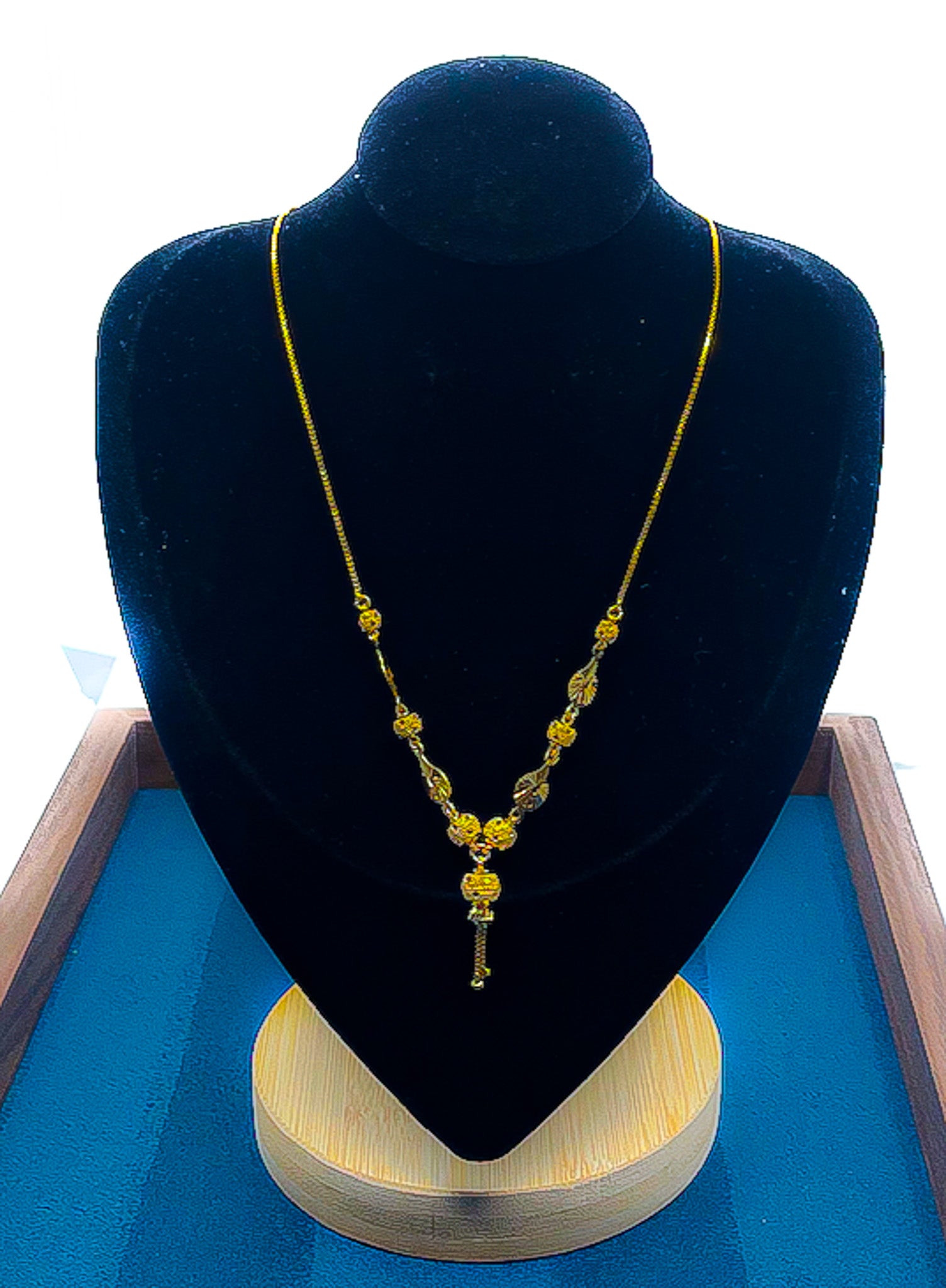 22k yellow gold necklace (9.03g) displayed on a black velvet bust