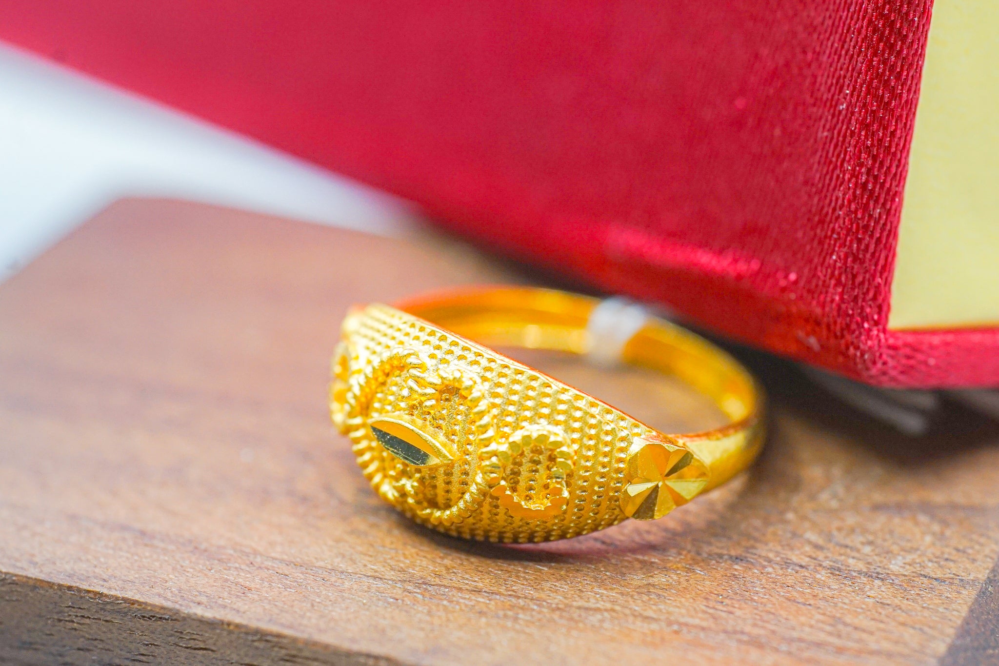 22k gold textured band ring 3.79 g with intricate dome pattern on wooden box