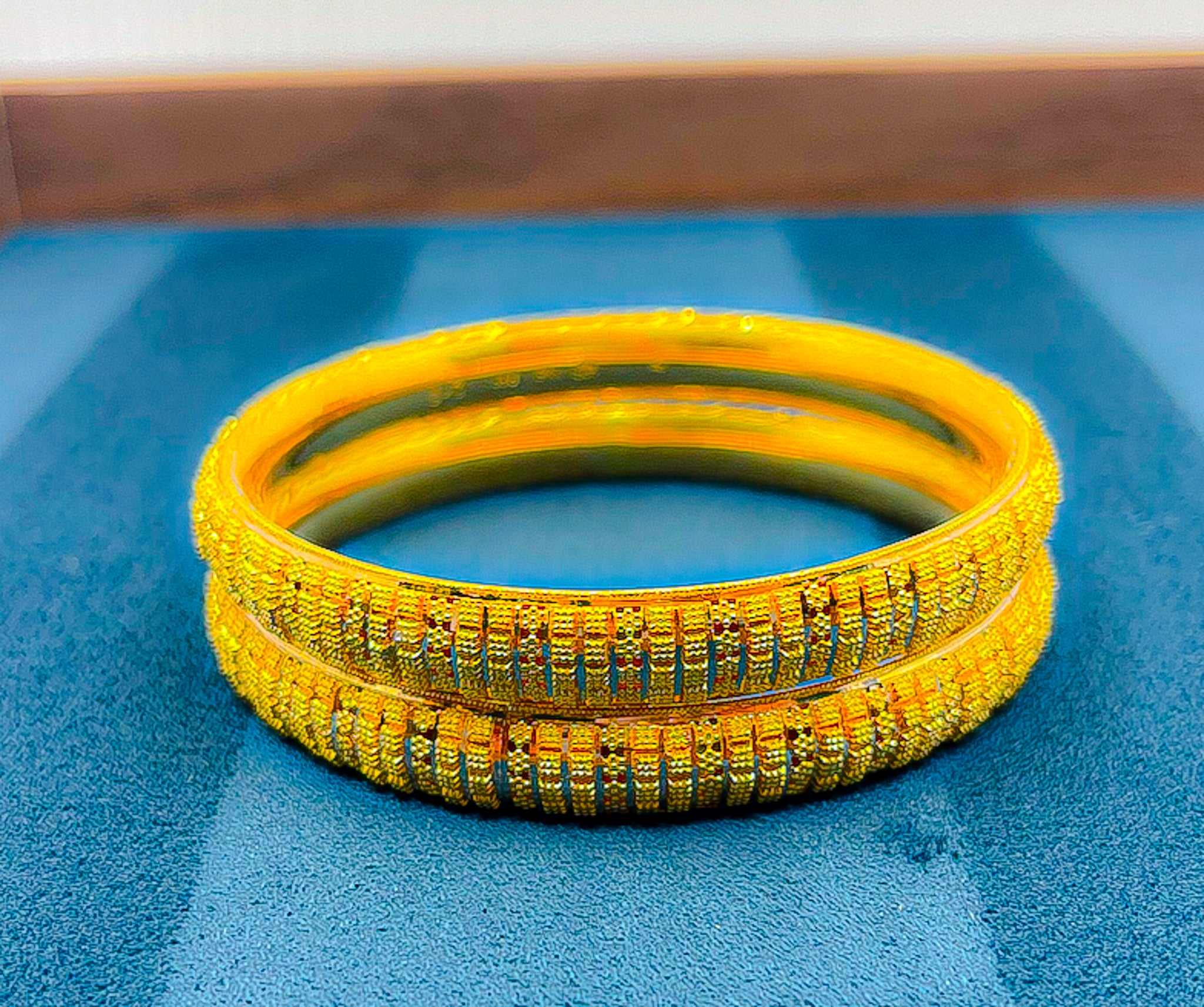 Two 22k yellow gold bangle bracelets in a matching 2PCS set with detailed textured design