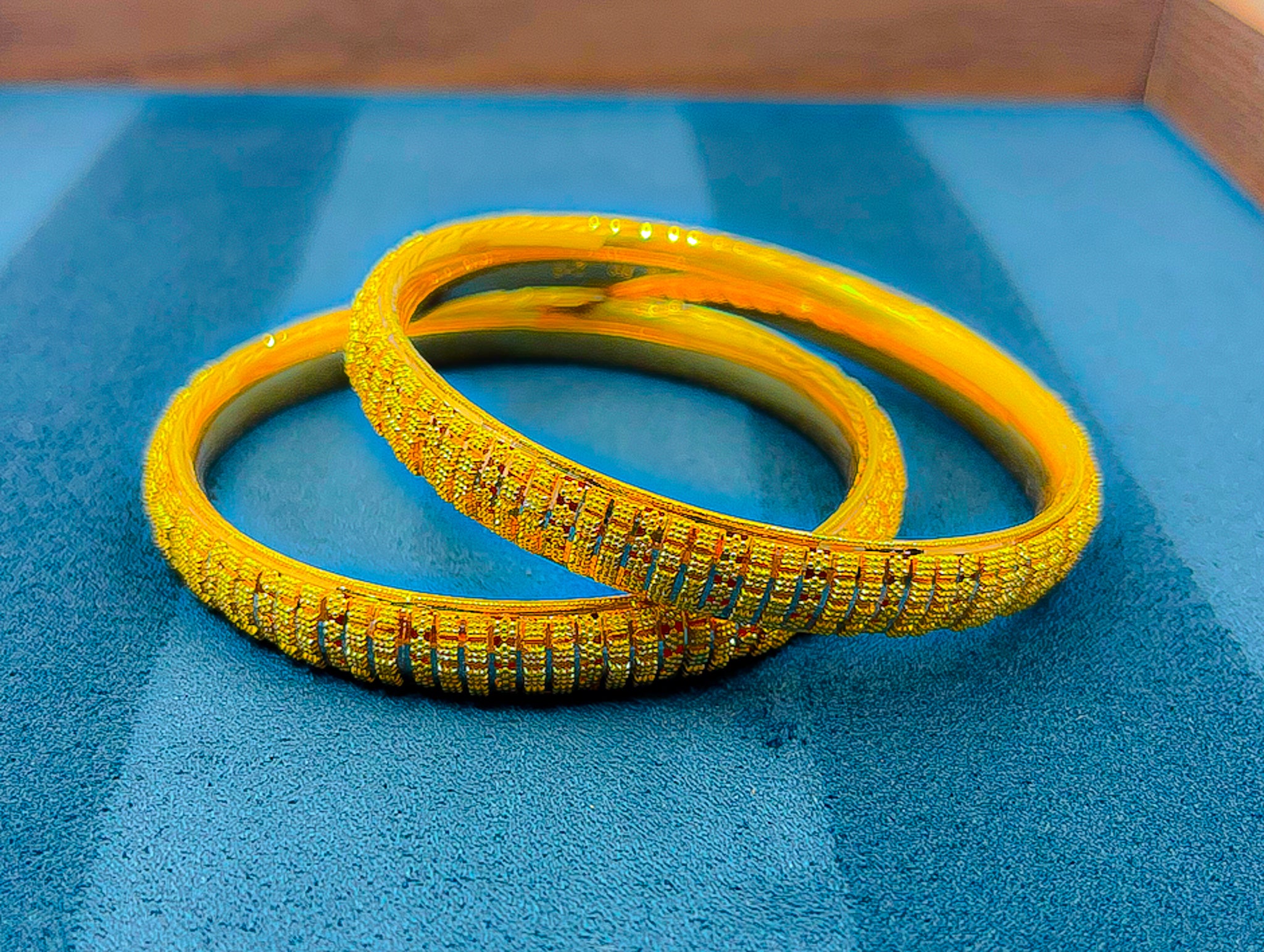 Set of 2PCS 22k yellow gold bangles (41.22g) on blue background