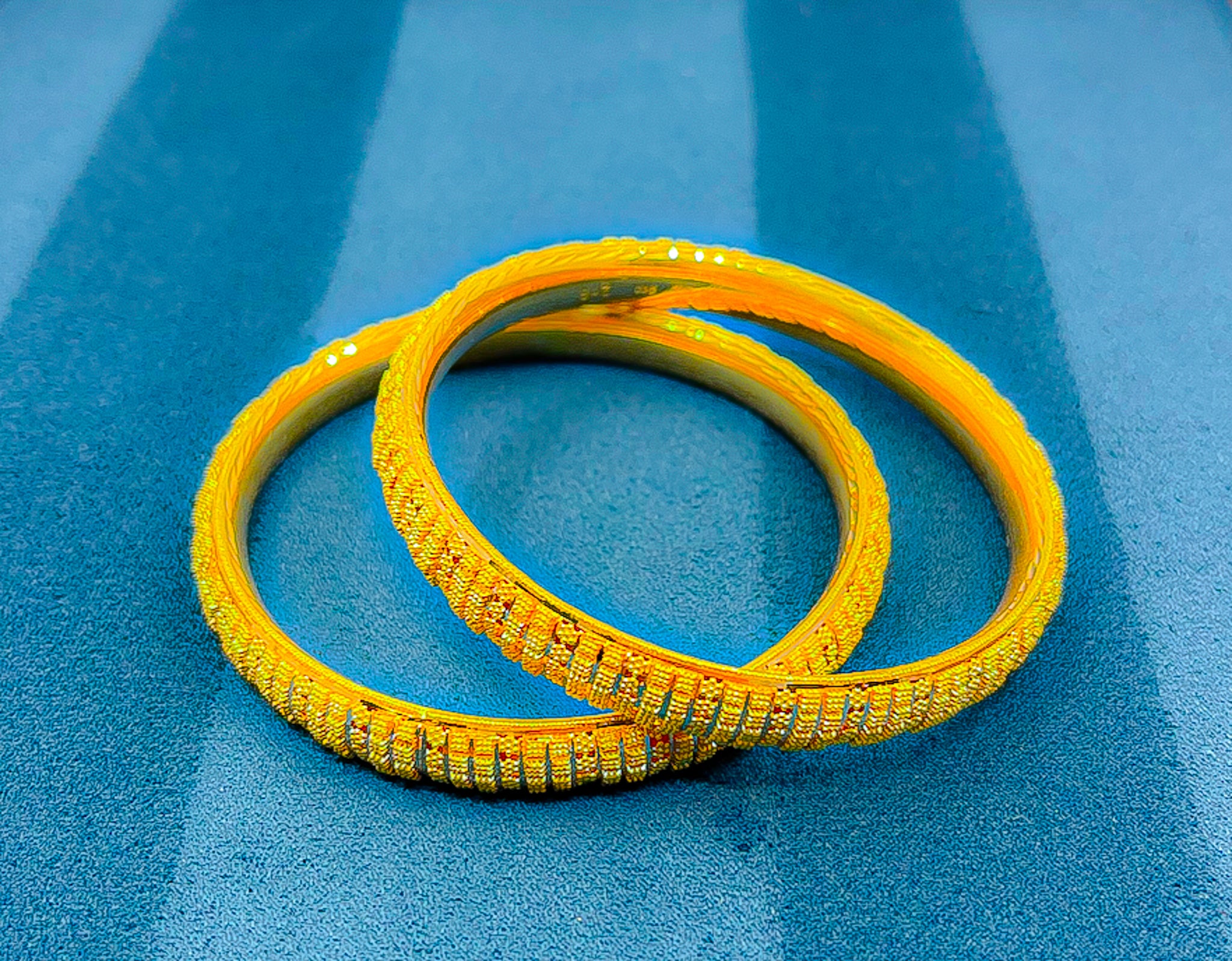 22k yellow gold bangle bracelets in a matching 2PCS set