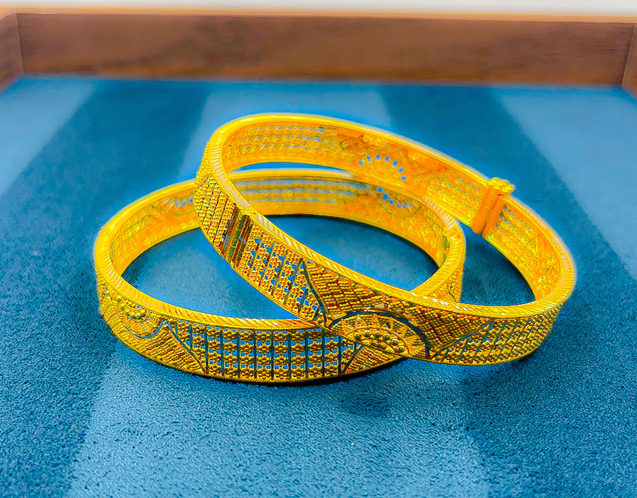 Set of 2PCS 22k yellow gold bangles (37.87g) on blue background