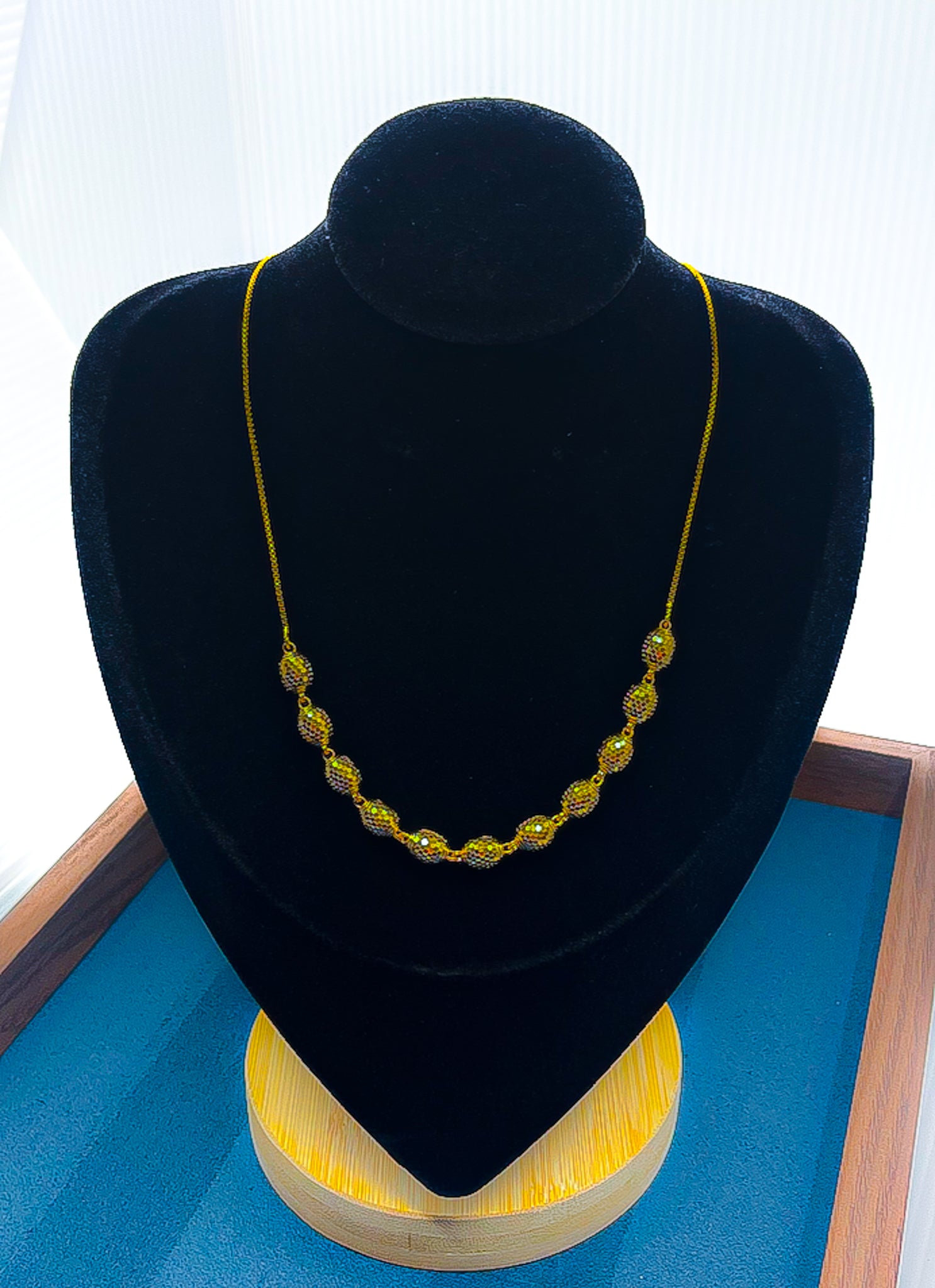 22K yellow gold necklace 11.64 g displayed on a black velvet bust
