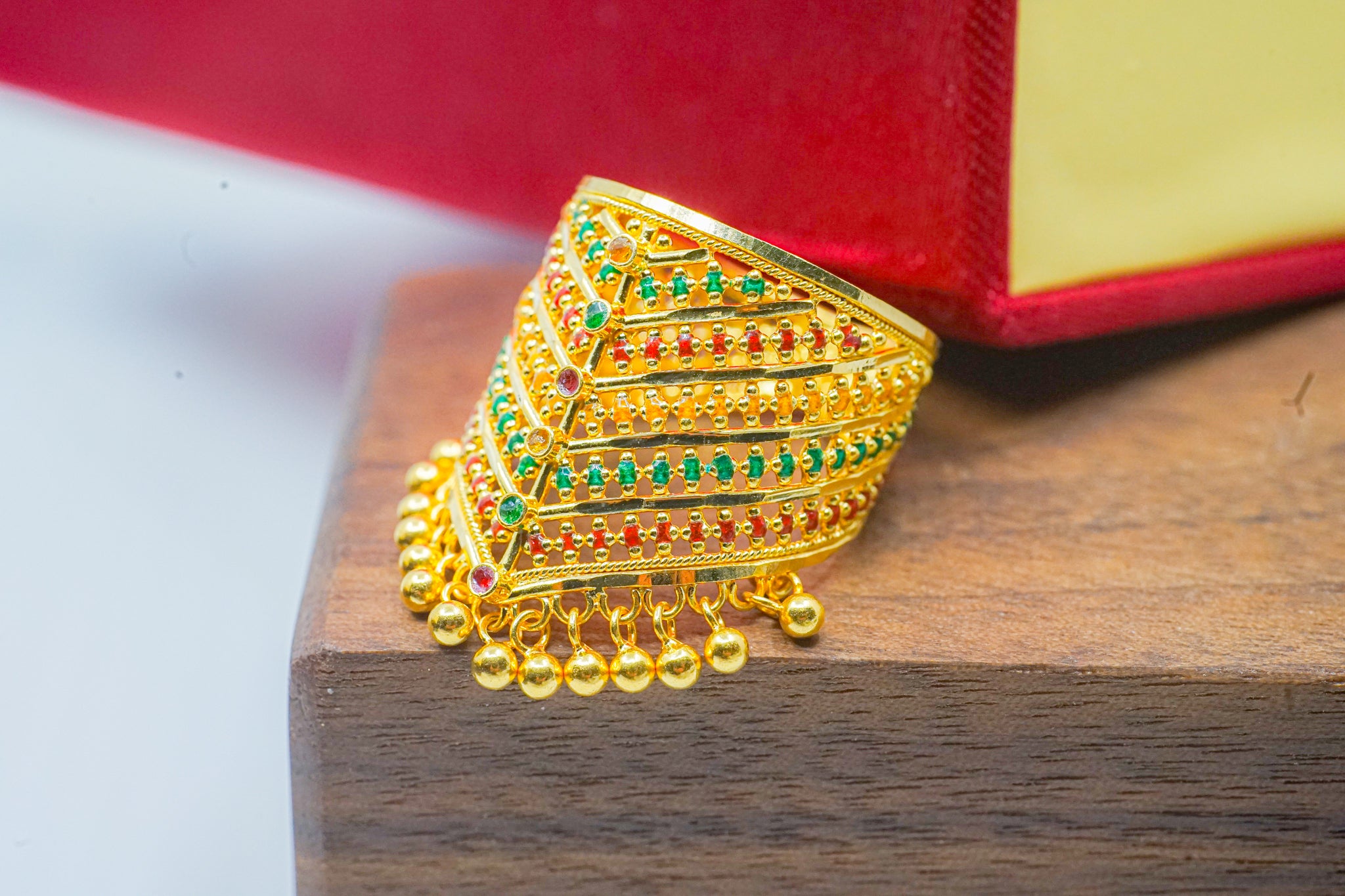 22k gold statement ring 7.52g with red and green accents and dangling bead details