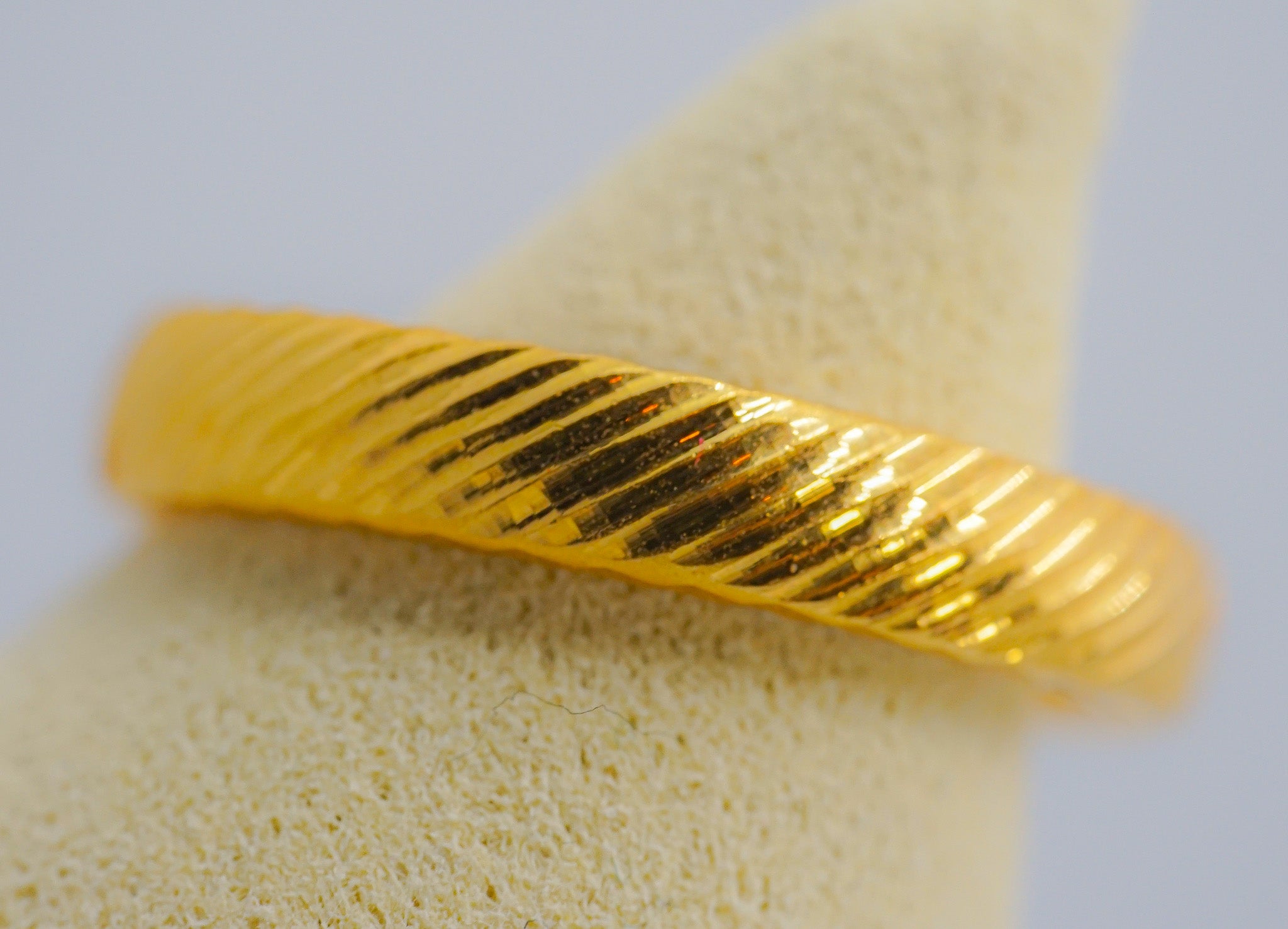 22k gold textured band ring with diagonal grooved pattern, size 7 2.76g