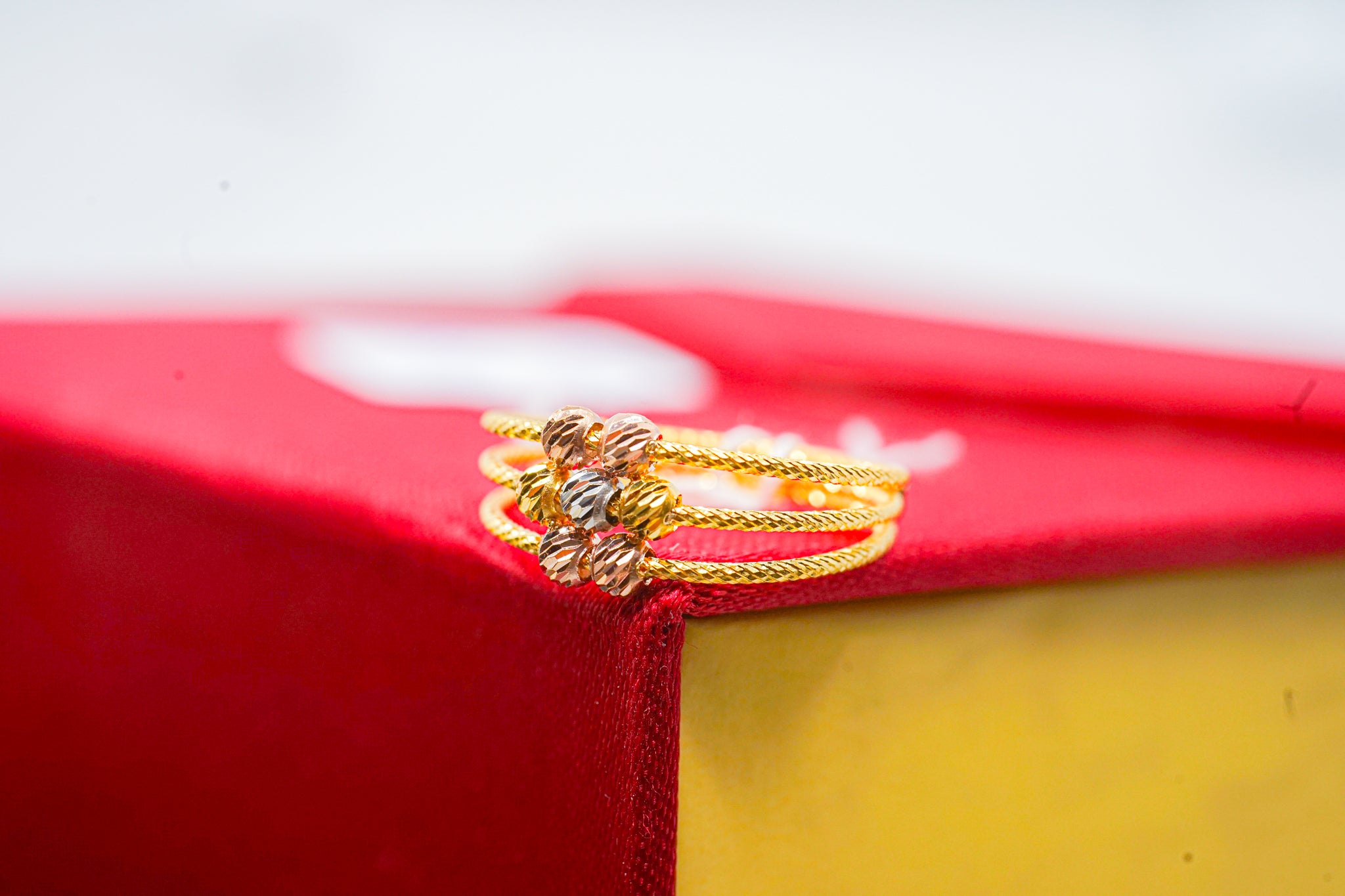 22k gold triple band ring with flower bead cluster and mixed-tone beads