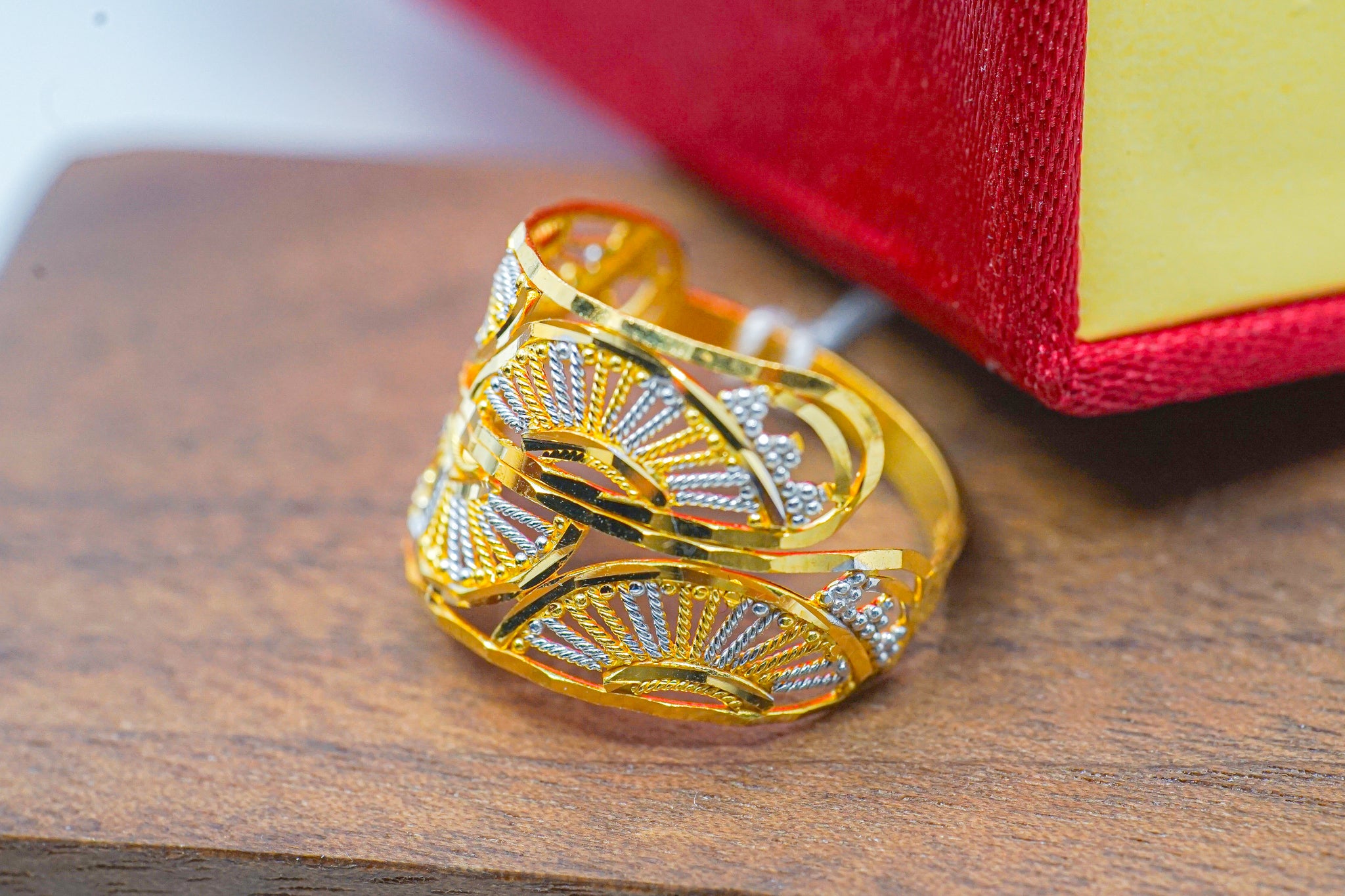 22k gold wide band statement ring (3.04g) with openwork fan design and two-tone detailing on a display stand.