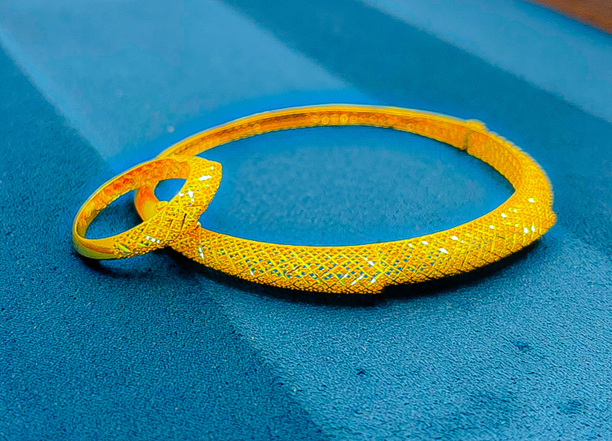 22k yellow gold bangle bracelet with matching ring set (9g) on blue background