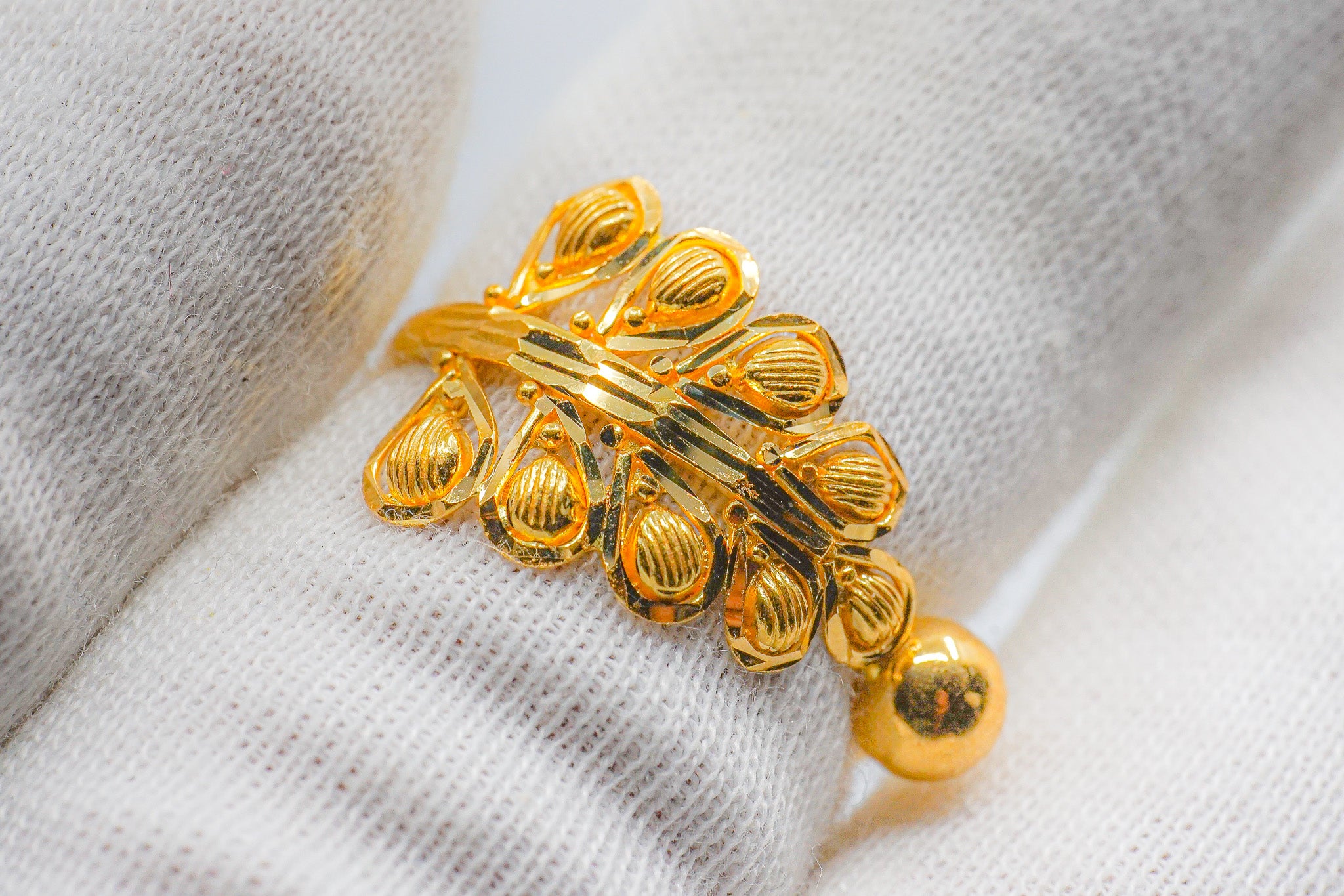 22k yellow gold leaf-inspired ring with beaded cluster design, 2.73g