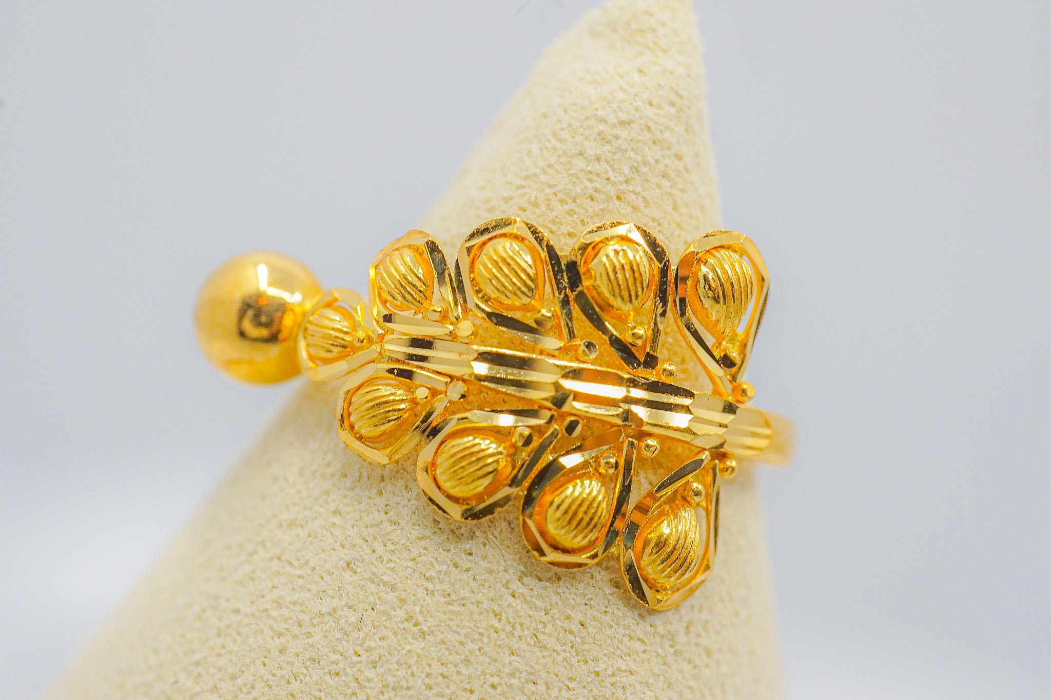 22k yellow gold ring shown on display stand, leaf-style beaded design, 2.73g