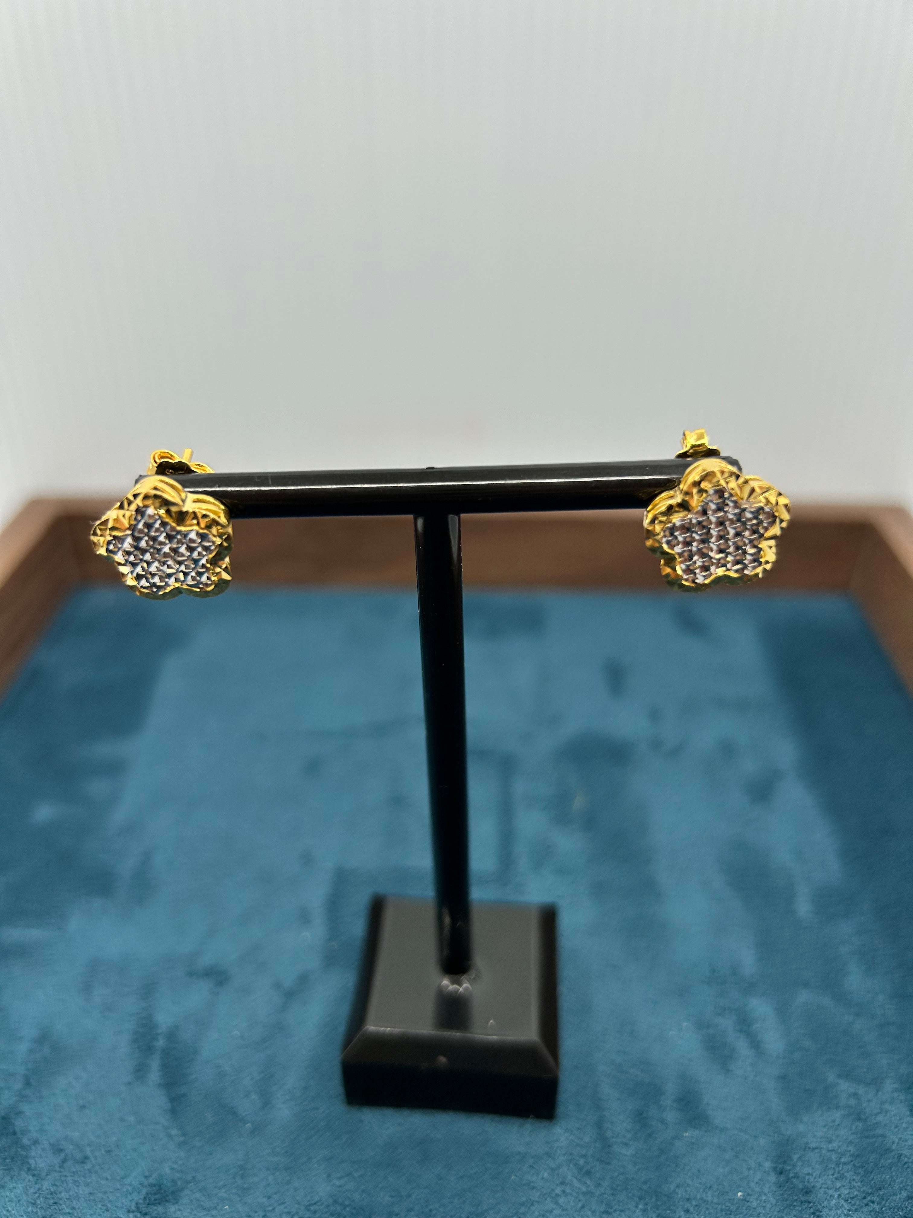 Gold studs wt.4gm