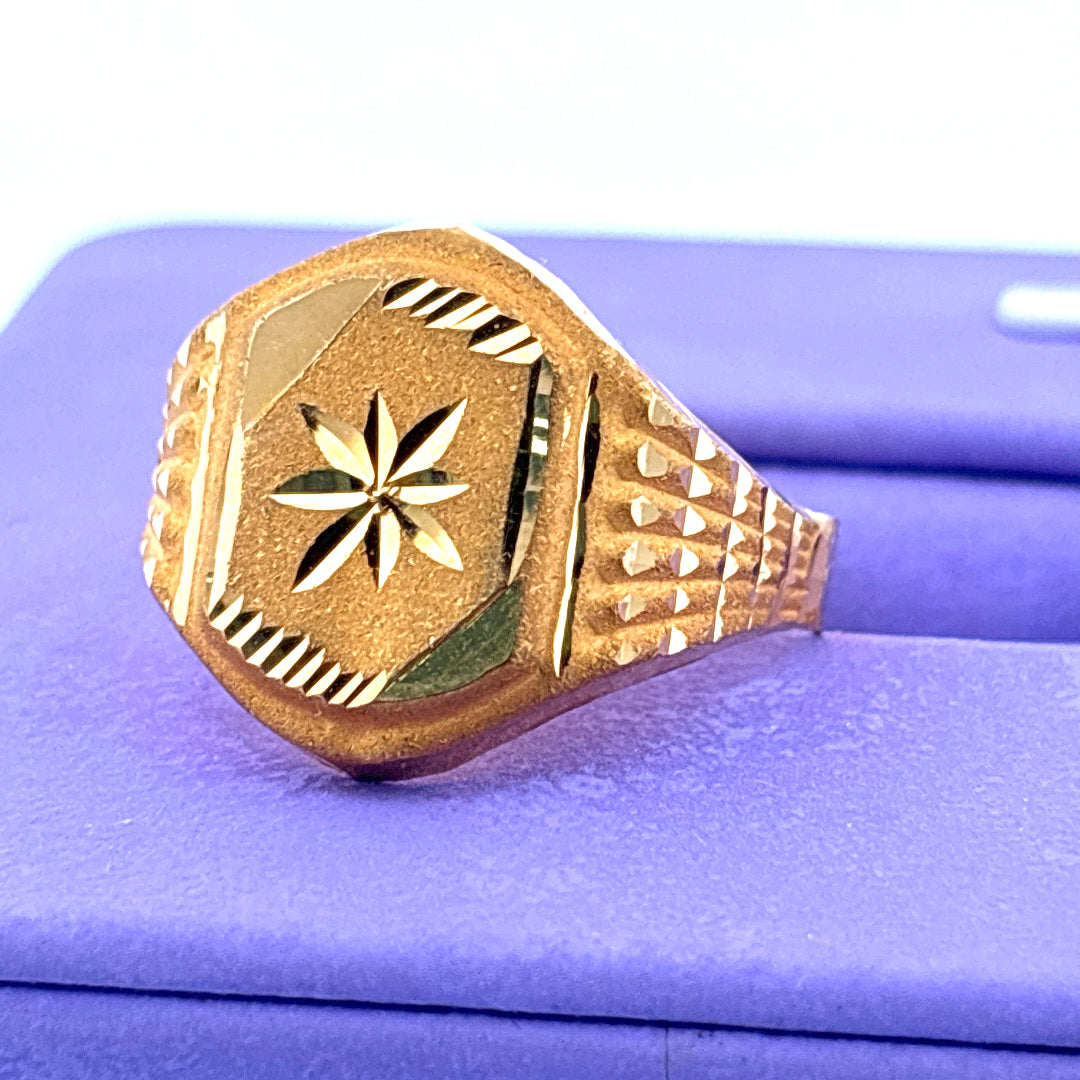 22k gold ring wt 2.65
