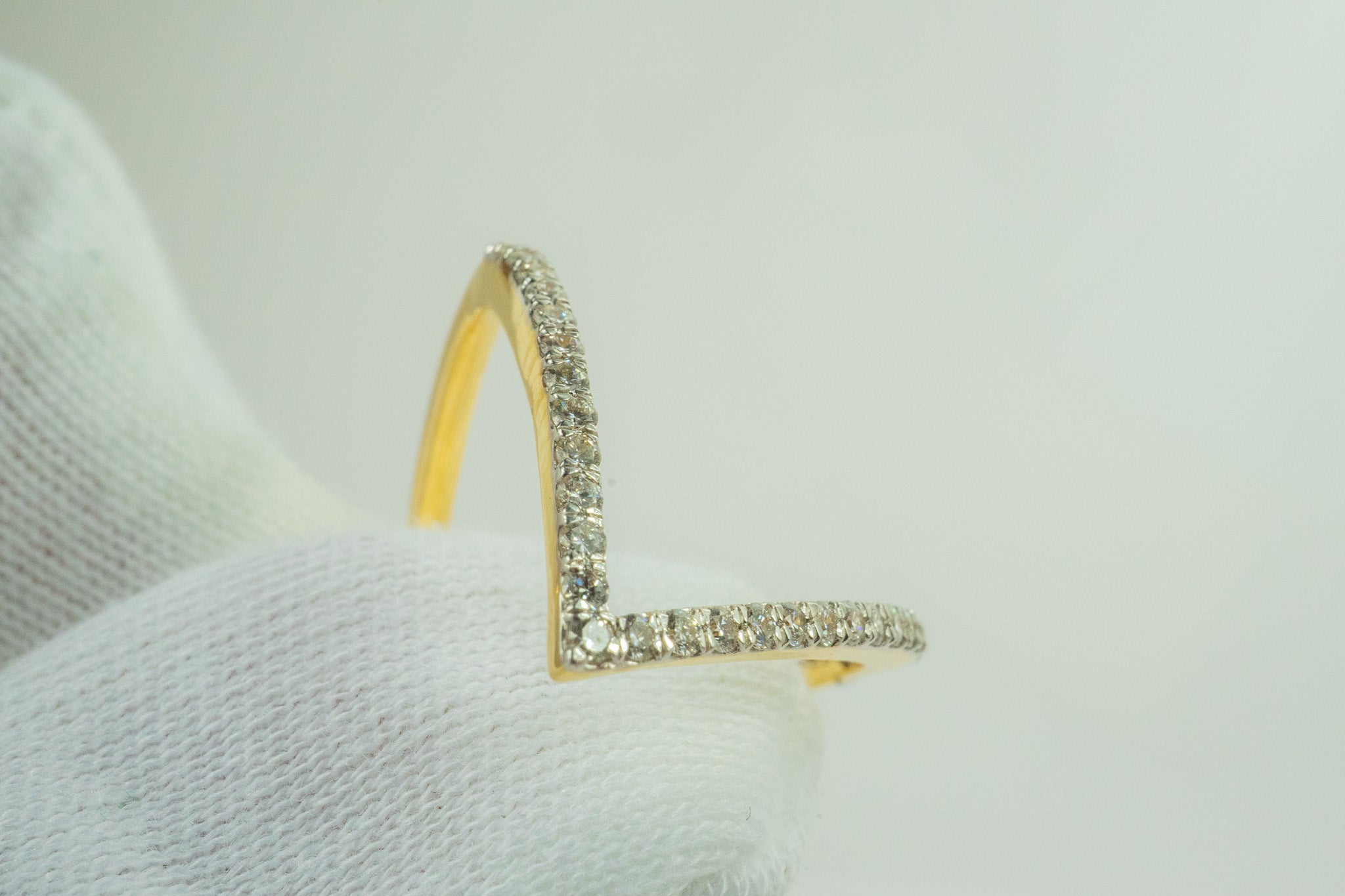Gilded Petal Ring – 18k Gold, 0.24 Carat Diamond