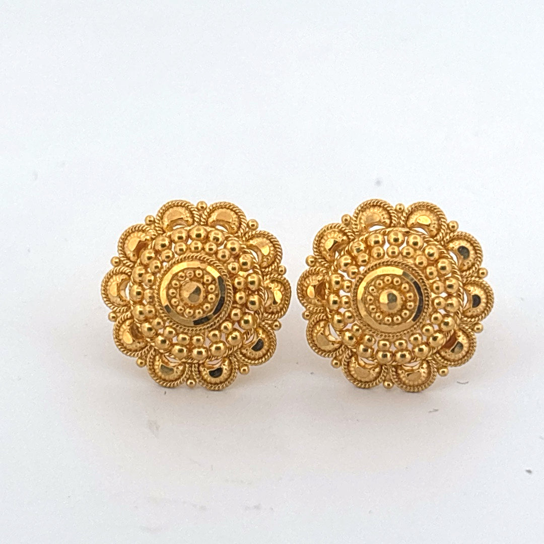 Gold studs wt 4.4