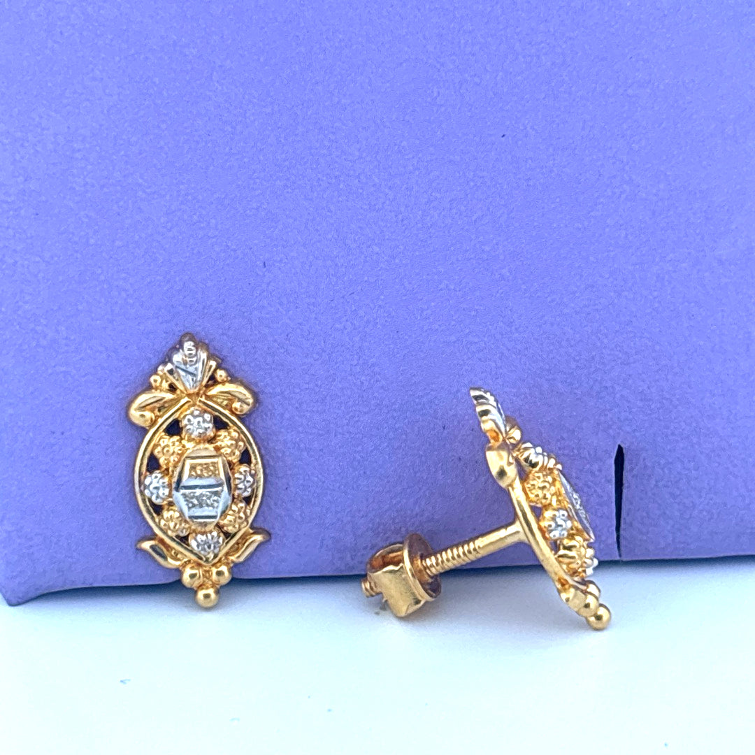 Gold studs wt 2.8g