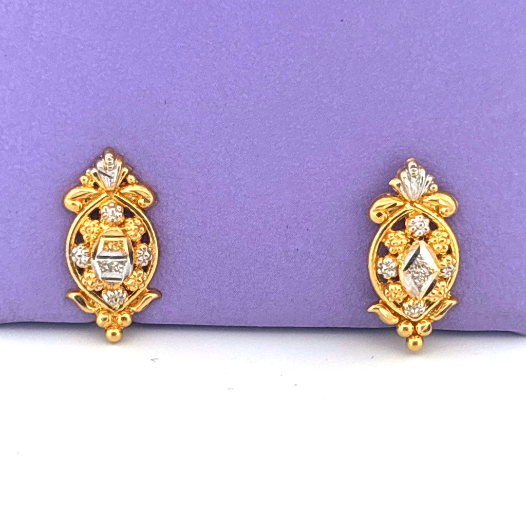 Gold studs wt 2.8g