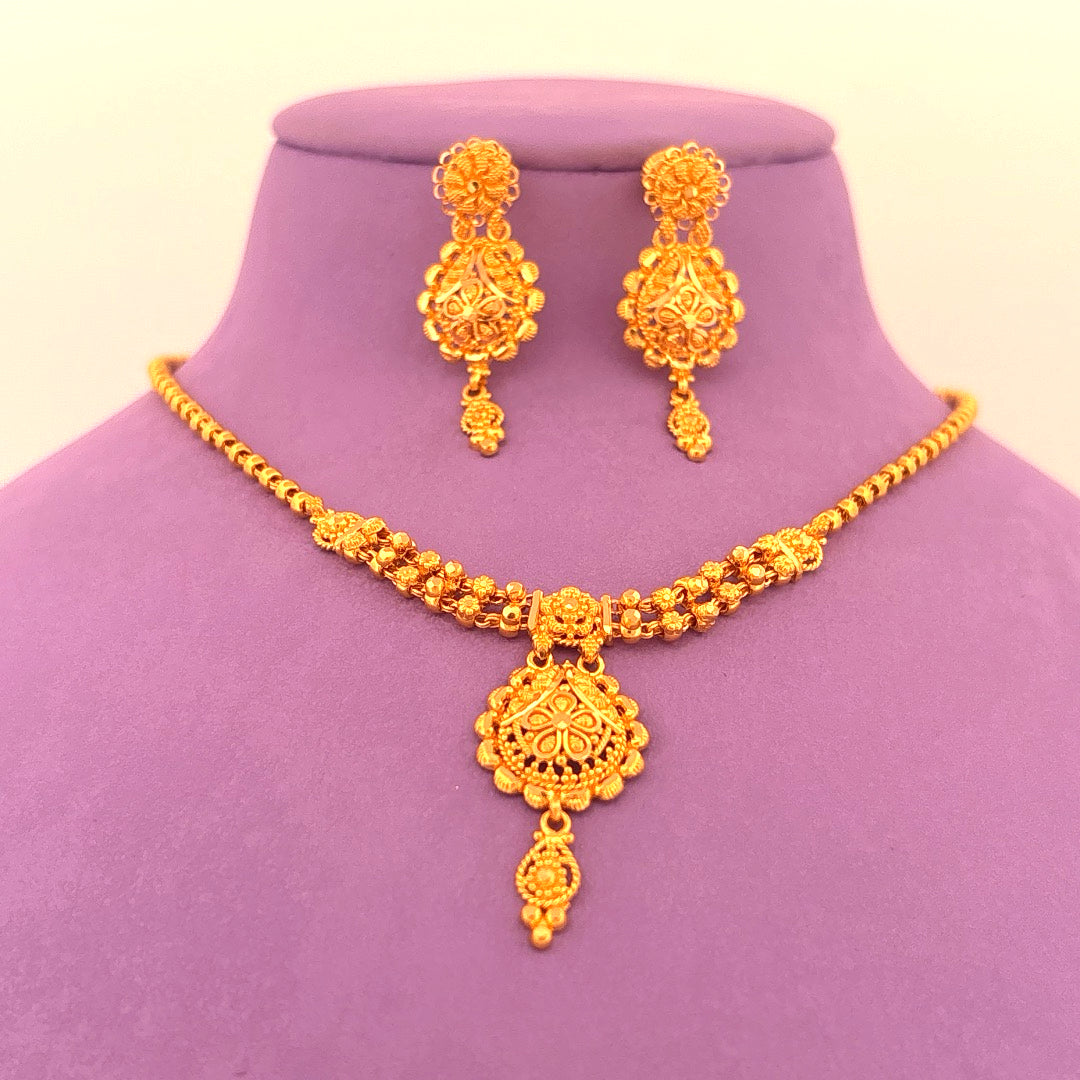 Gold chain set wt 18.2g