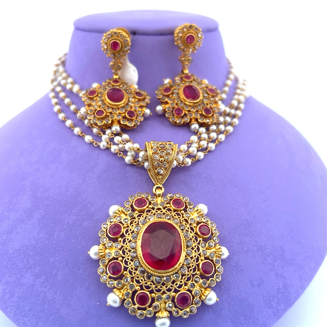 Gold chain set with ruby wt 50g