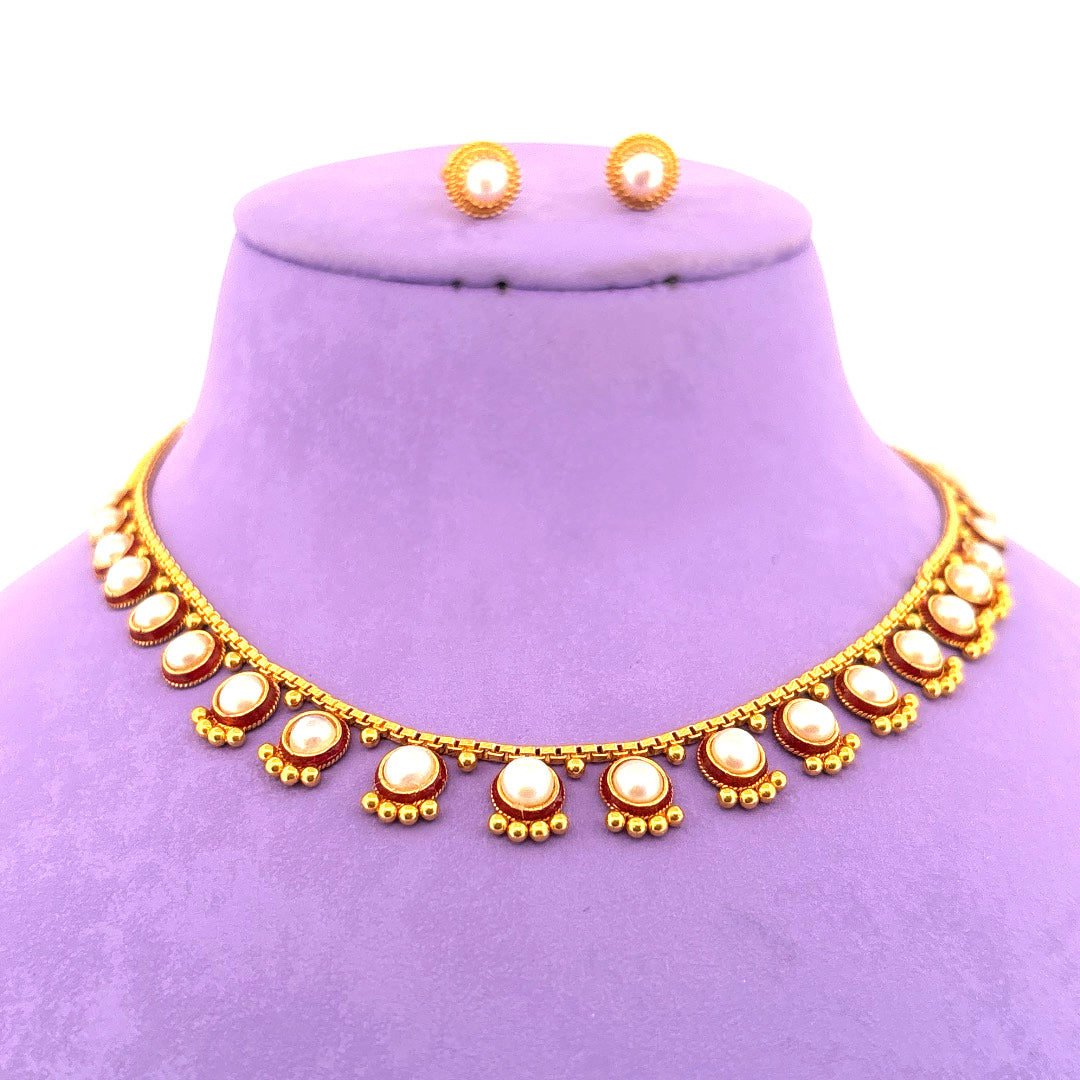 Gold chain set with pearls wt 17.7