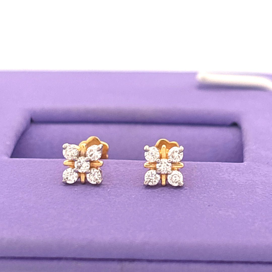 Diamond stud wt 0.8g
