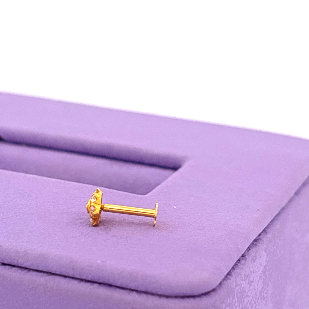 Floral nose pin with green Center