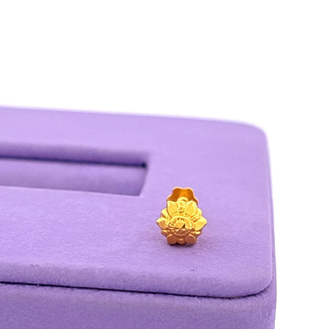 Gold floral nose pin