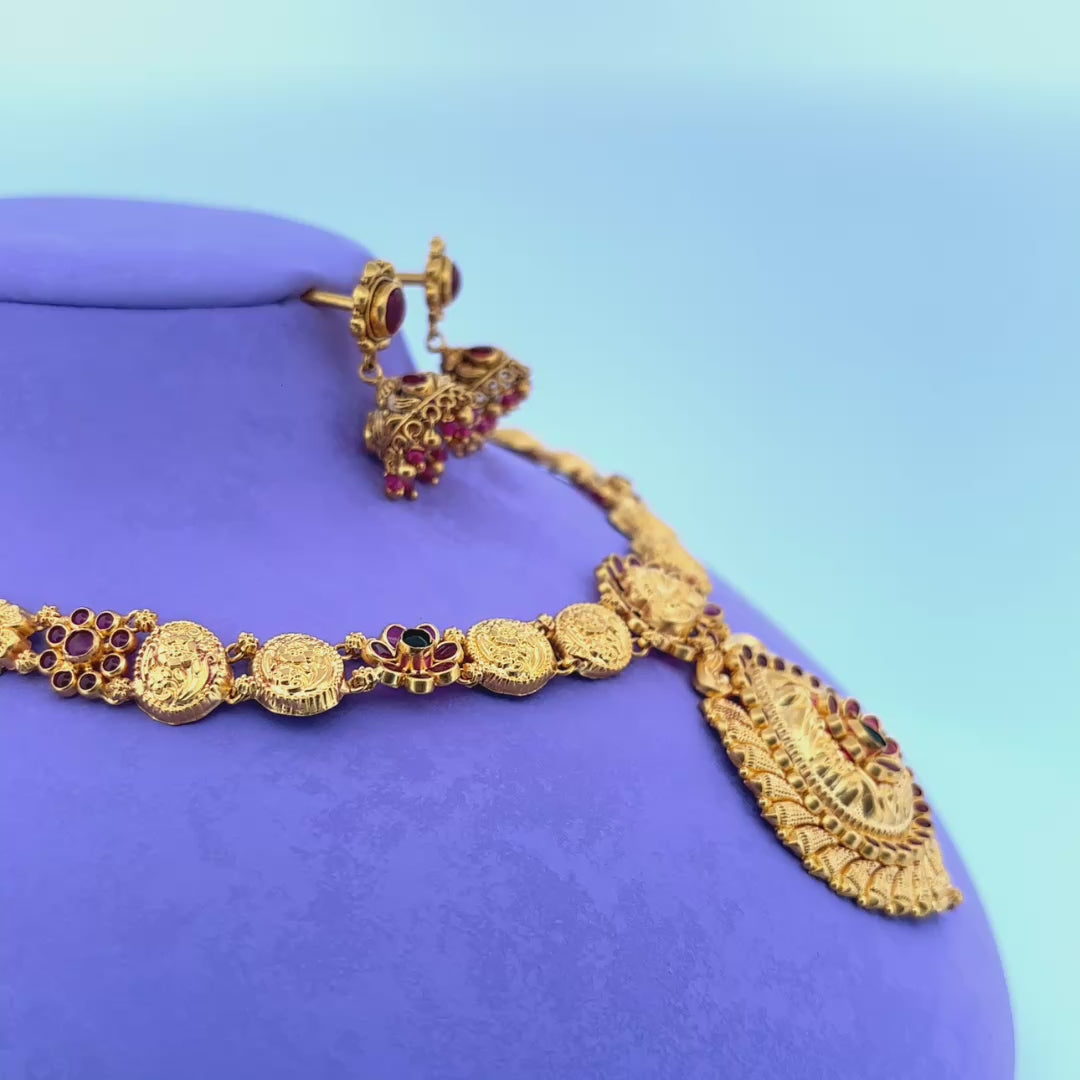 Gold chain set wt 32.1