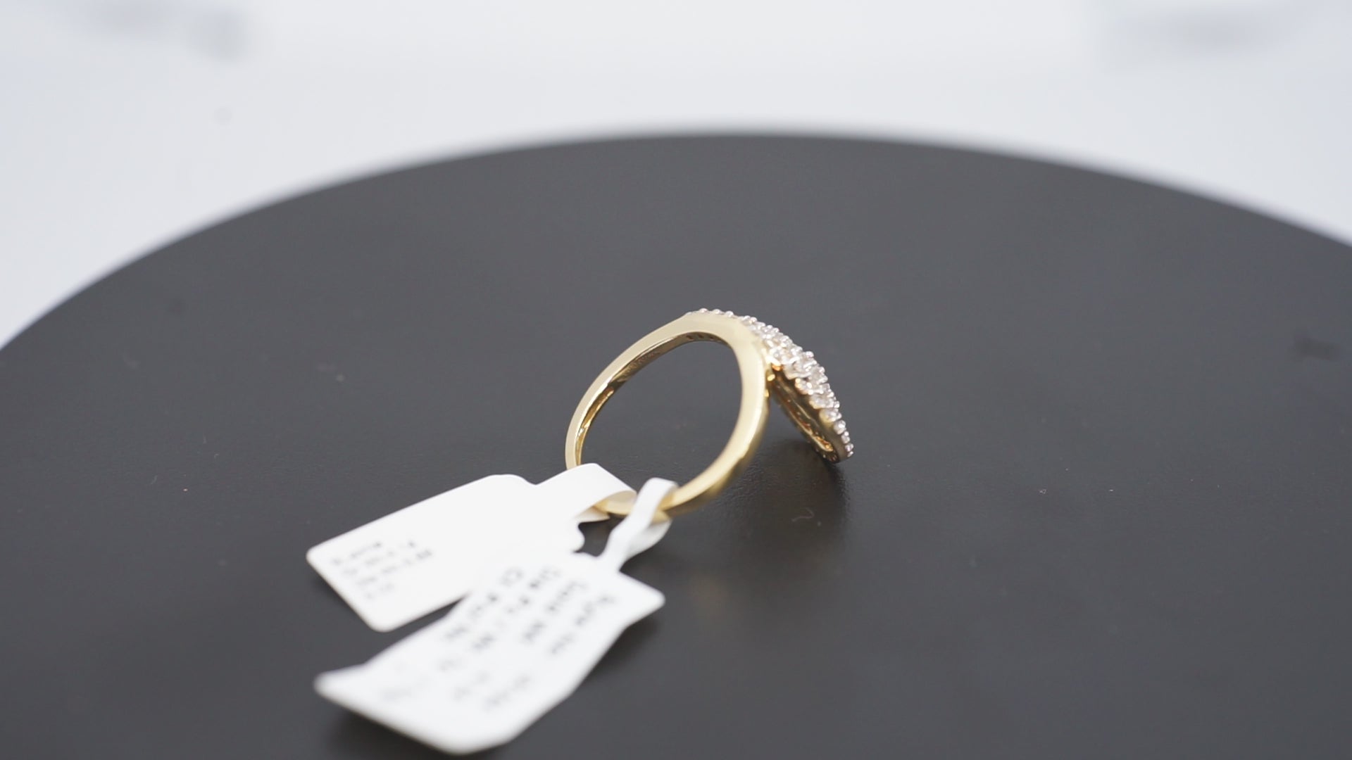 Moonflare Ring – 18k Gold, 0.88 Carat Diamond