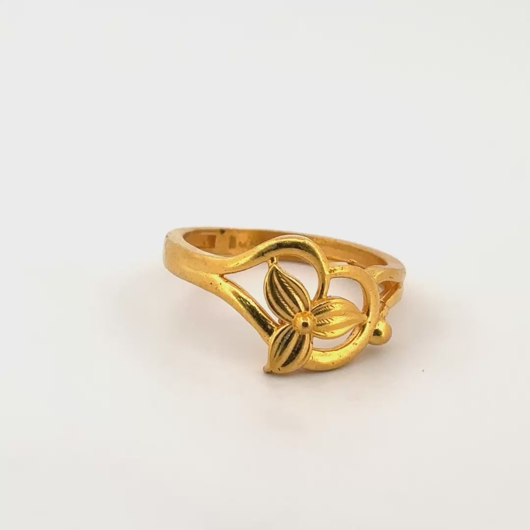 22K Gold Floral Ring wt. 3.87g