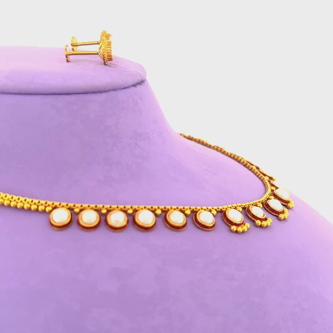 Gold chain set with pearls wt 17.7