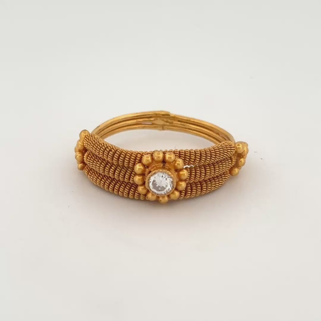 22k Gold ring with center stone wt. 4.27g