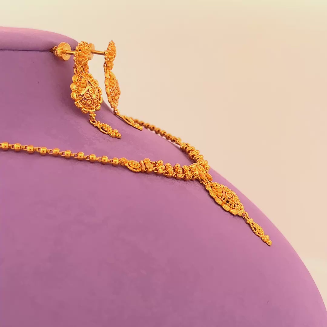 Gold chain set wt 18.2g
